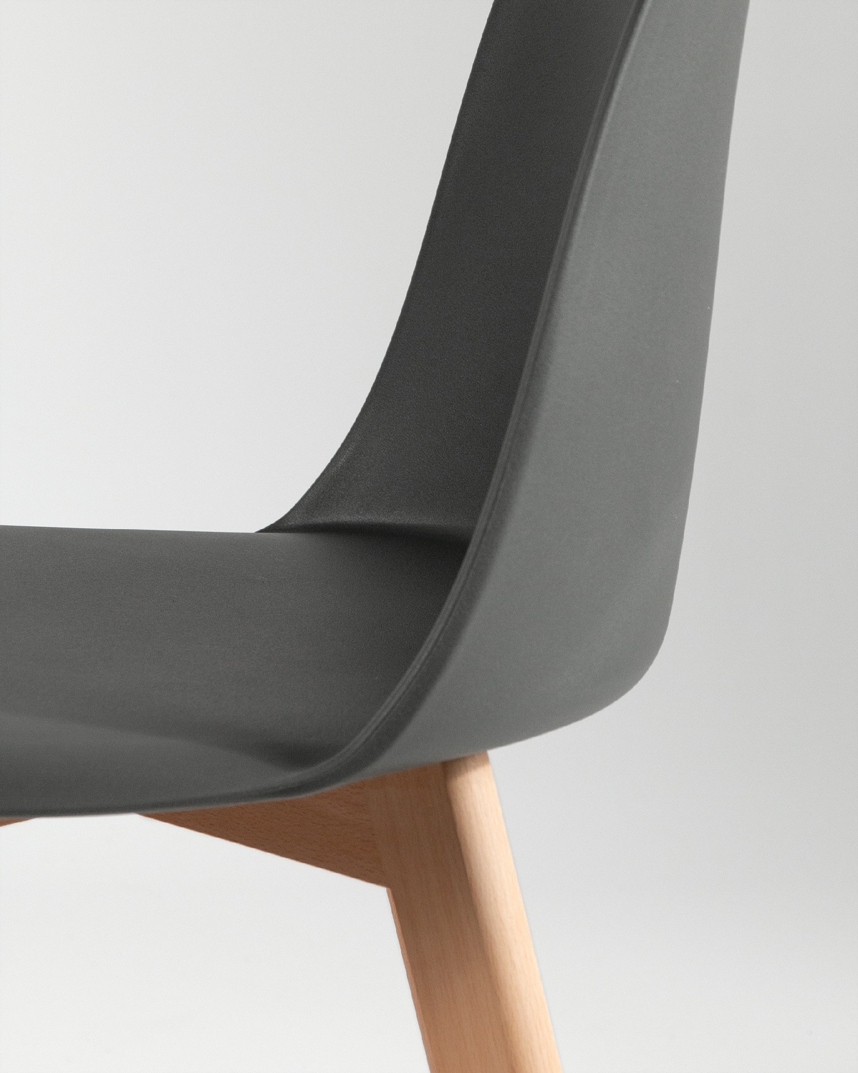 Silla Miami con patas de madera y tapizado grafito