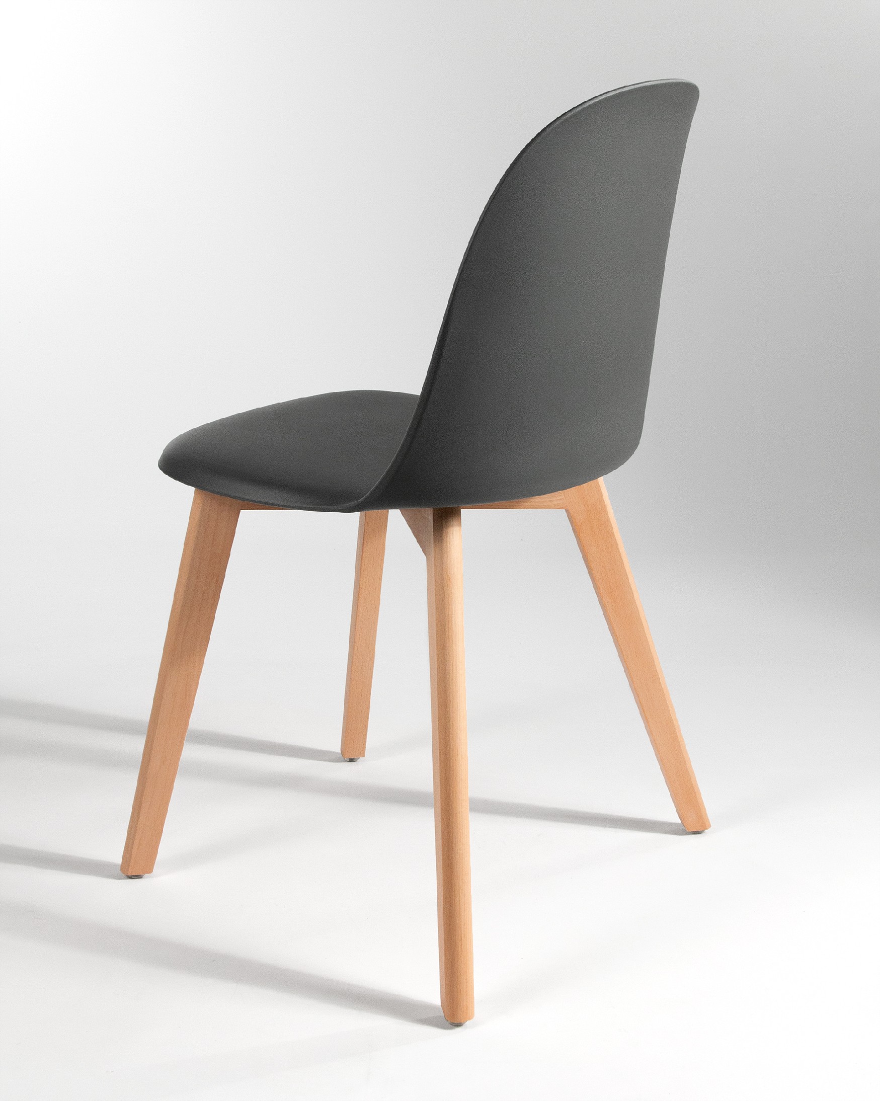 Silla Miami con patas de madera y tapizado grafito