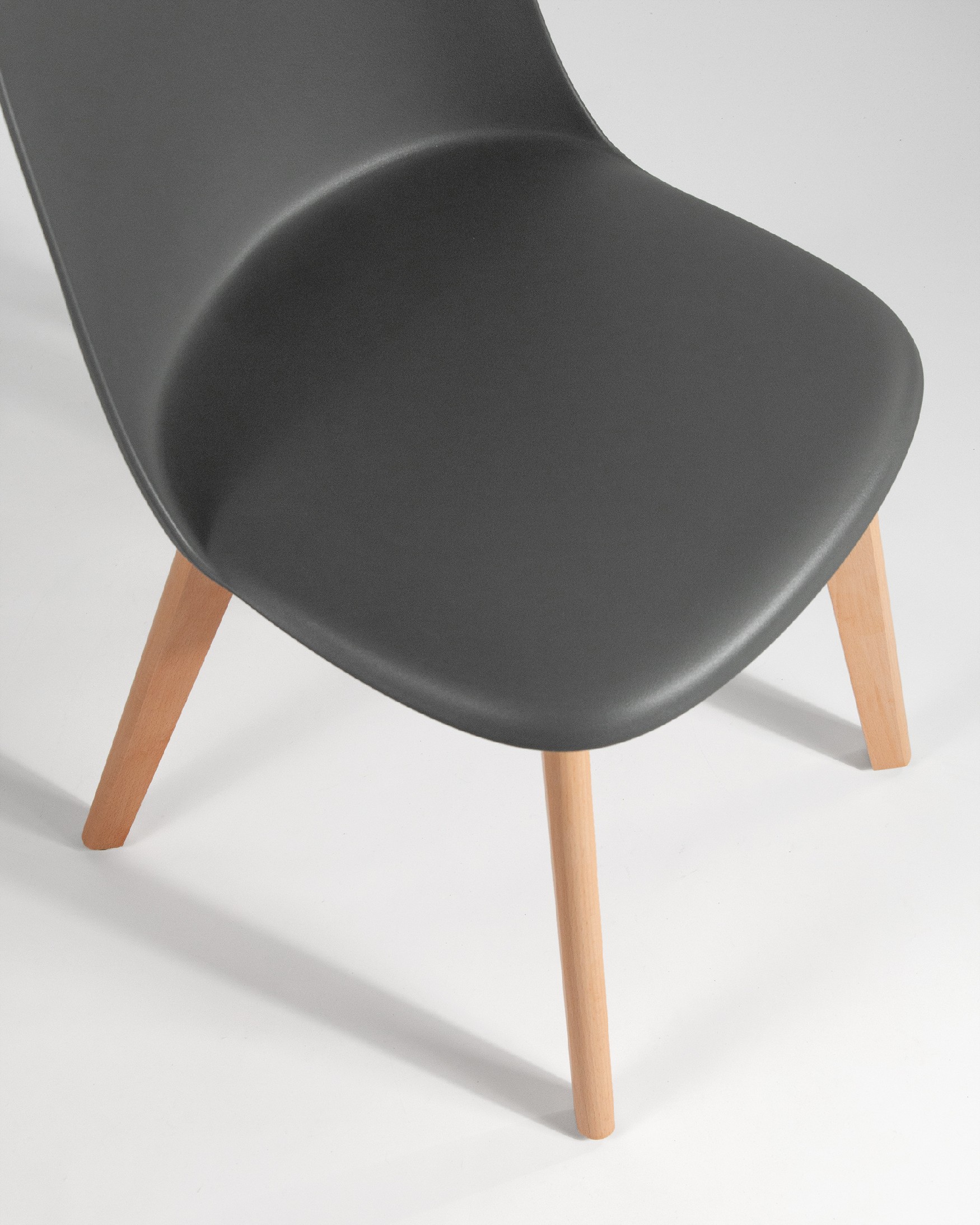 Silla Miami con patas de madera y tapizado grafito