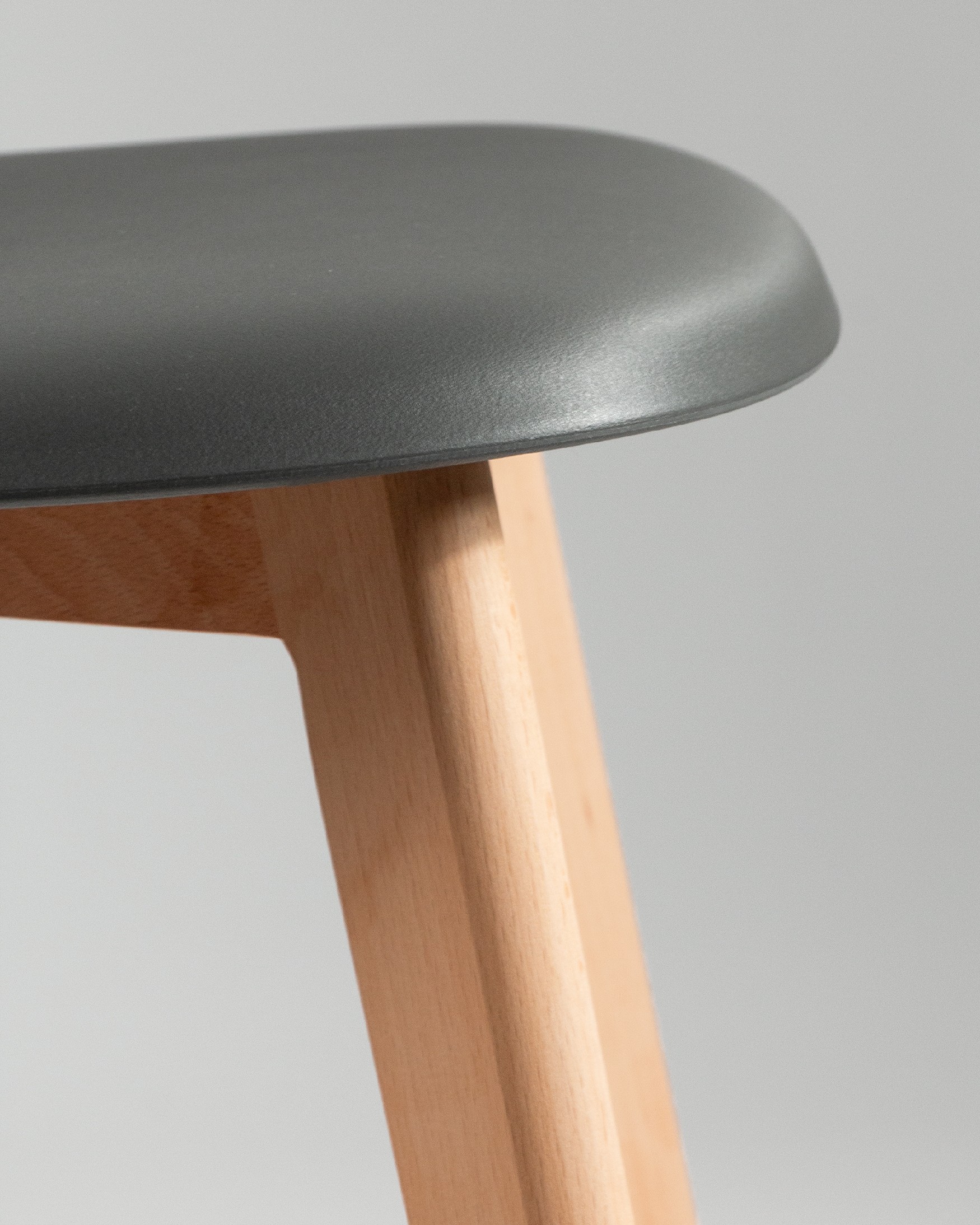 Silla Miami con patas de madera y tapizado grafito