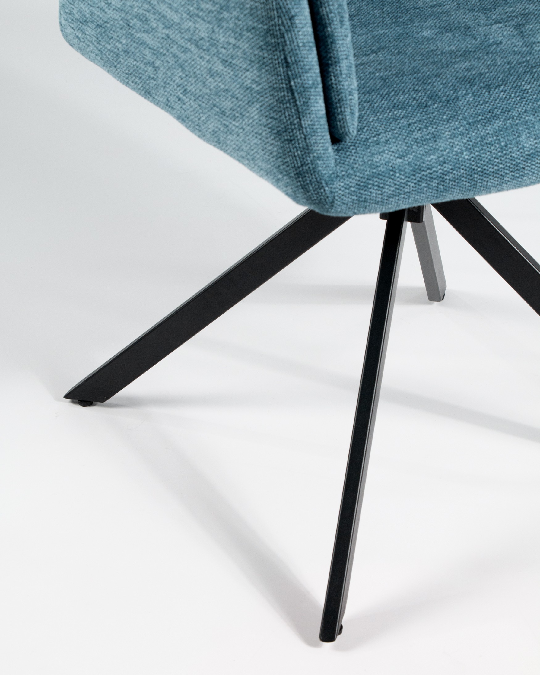 Silla Modena giratoria 180º con función return, tapizado azul y patas metálicas negras