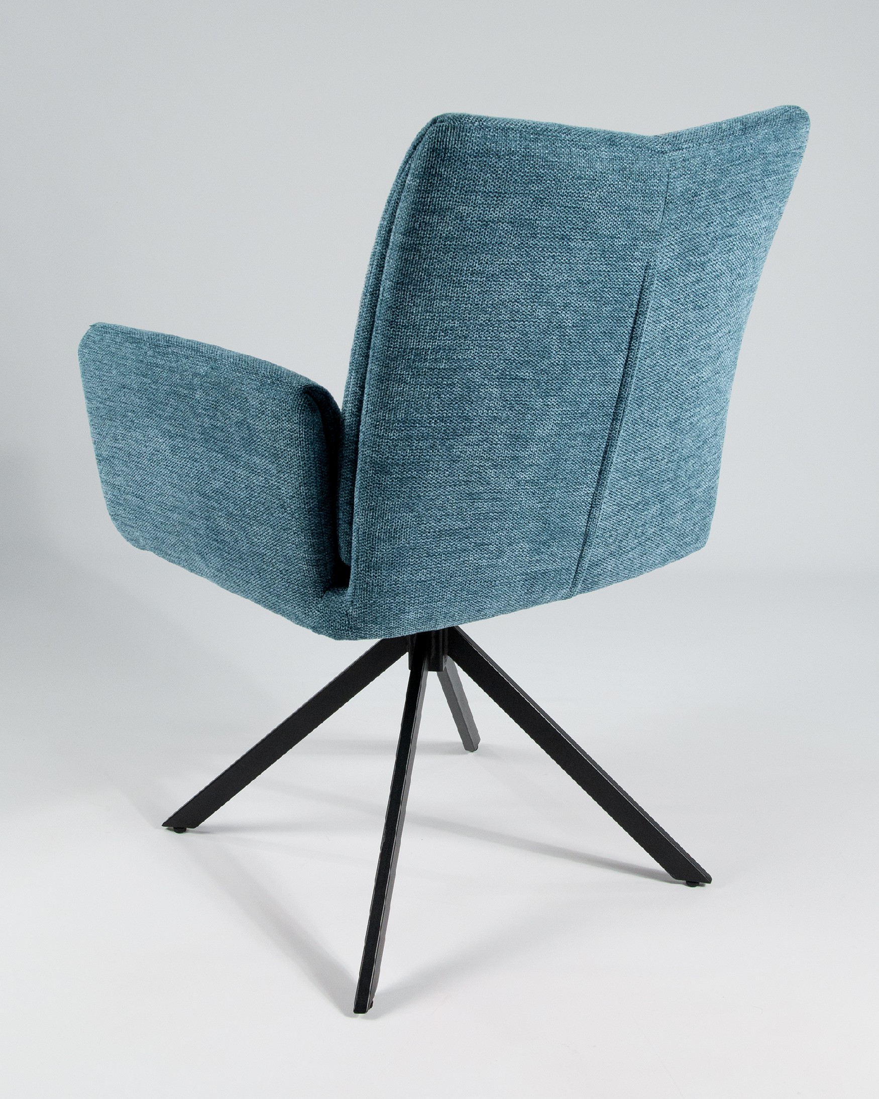 Silla Modena giratoria 180º con función return, tapizado azul y patas metálicas negras