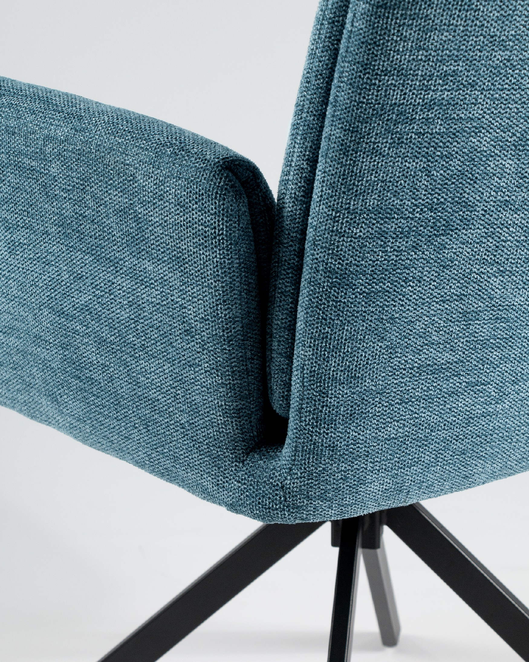 Silla Modena giratoria 180º con función return, tapizado azul y patas metálicas negras