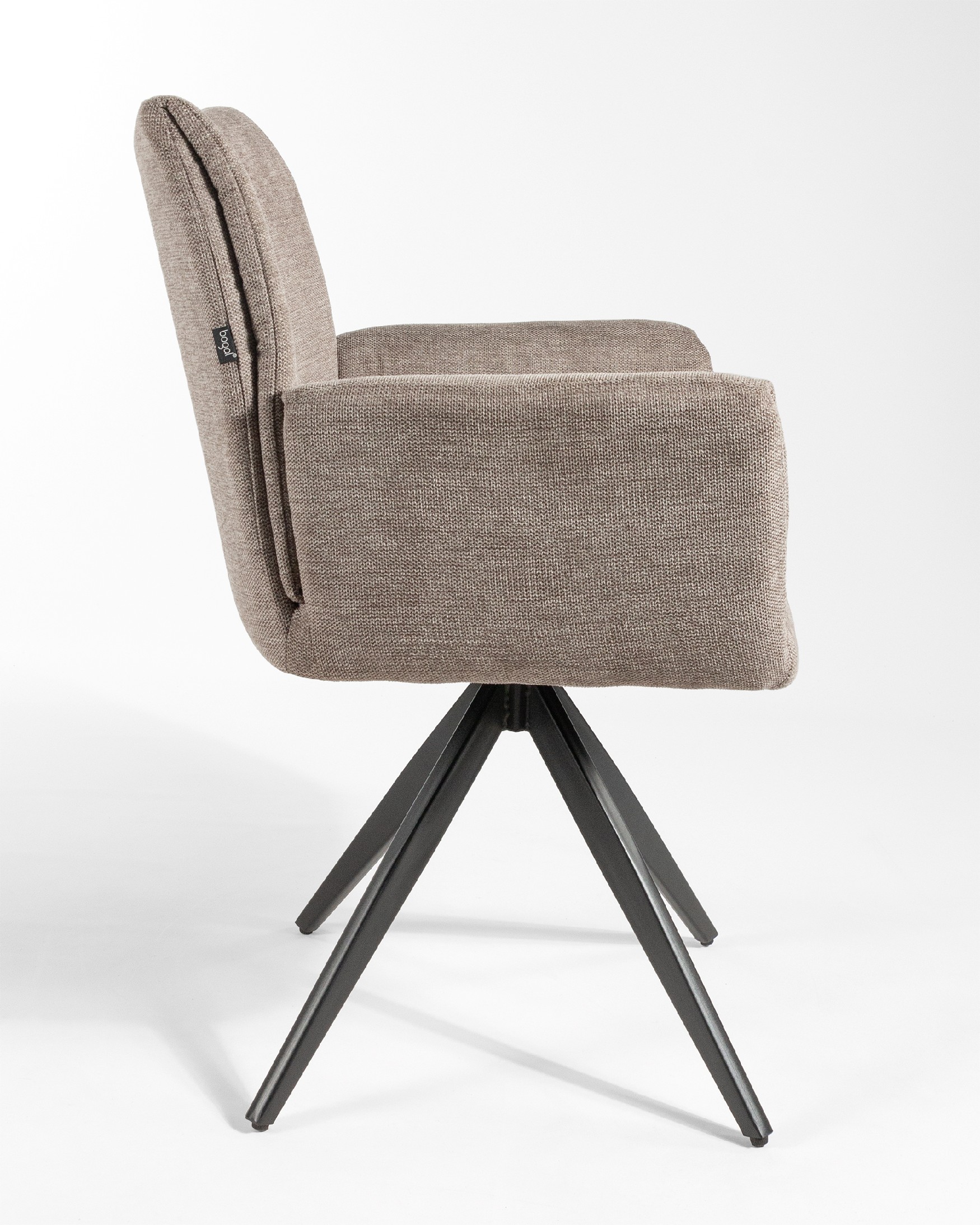 Silla Modena giratoria 180º con función return, tapizado marron y patas metálicas negras