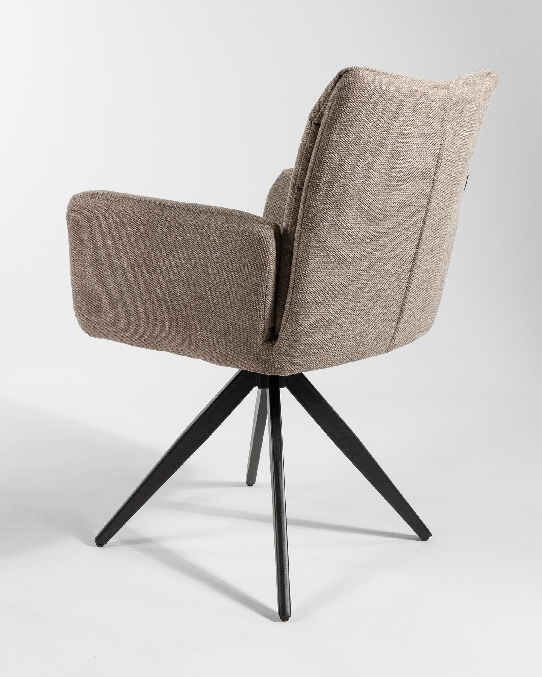 Silla Modena giratoria 180º con función return, tapizado marron y patas metálicas negras