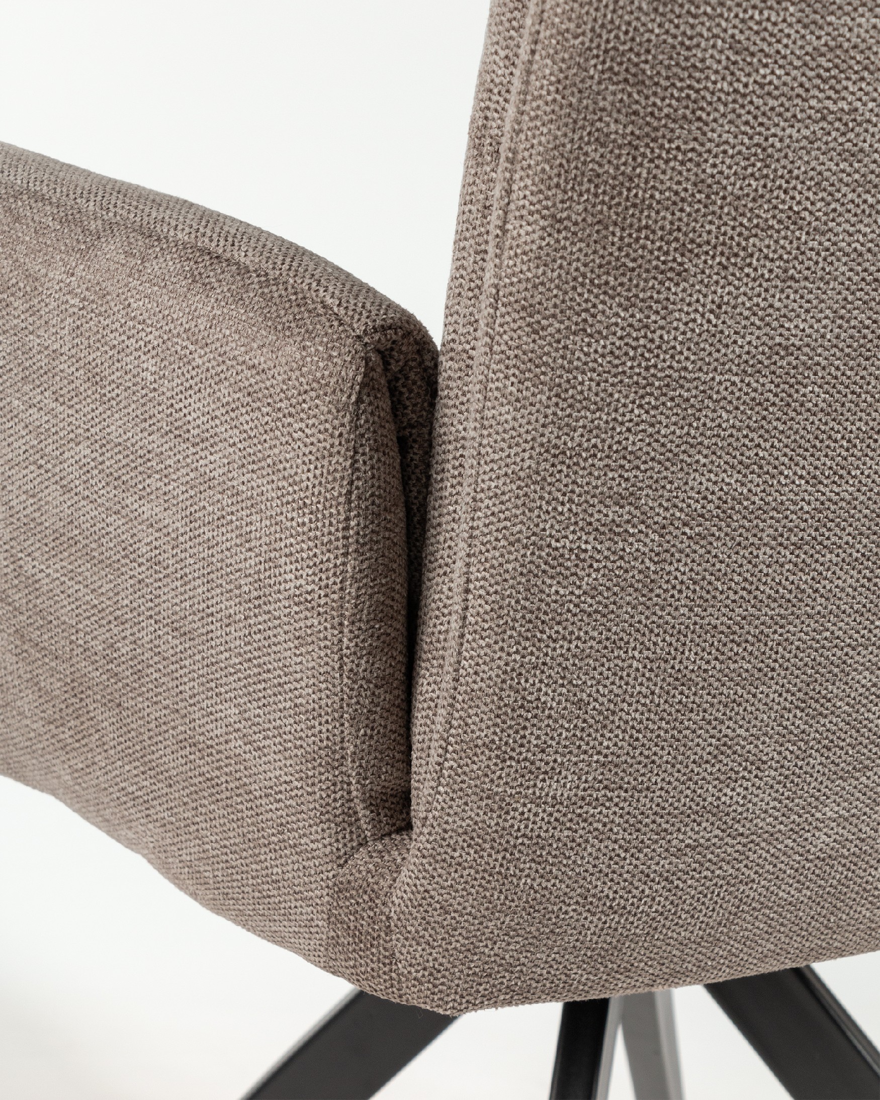 Silla Modena giratoria 180º con función return, tapizado marron y patas metálicas negras