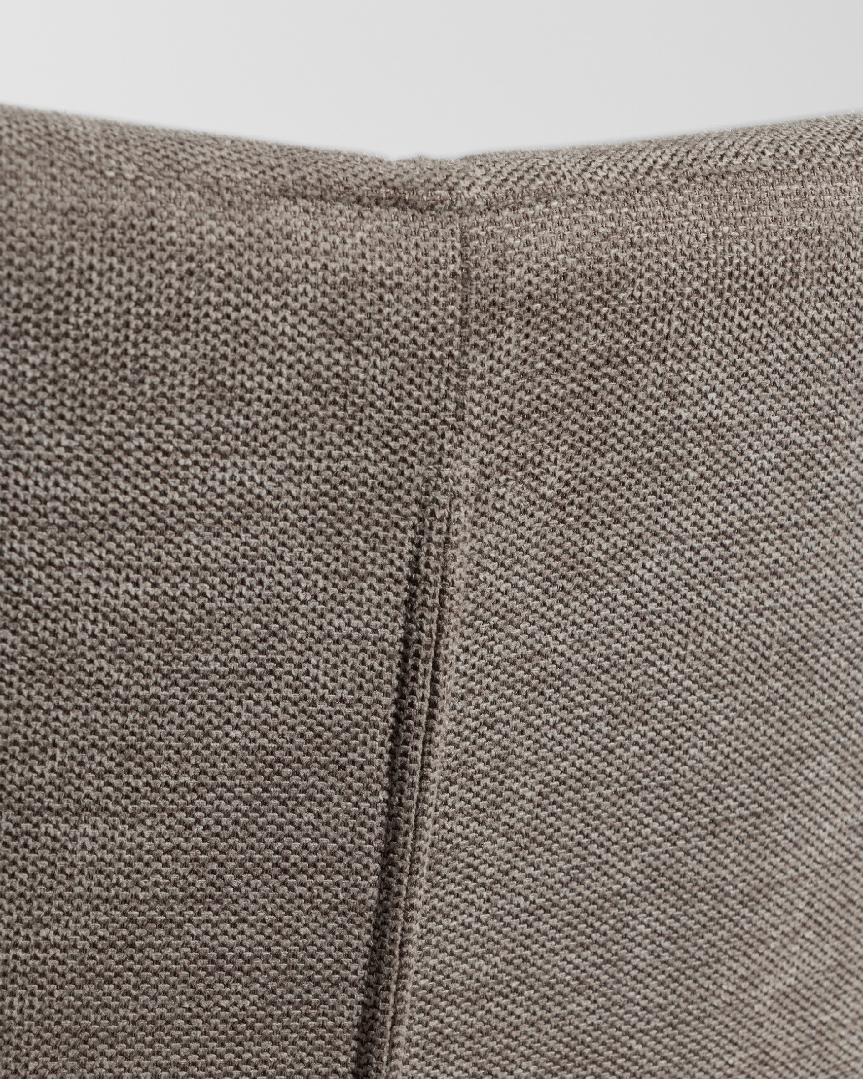 Silla Modena giratoria 180º con función return, tapizado marron y patas metálicas negras