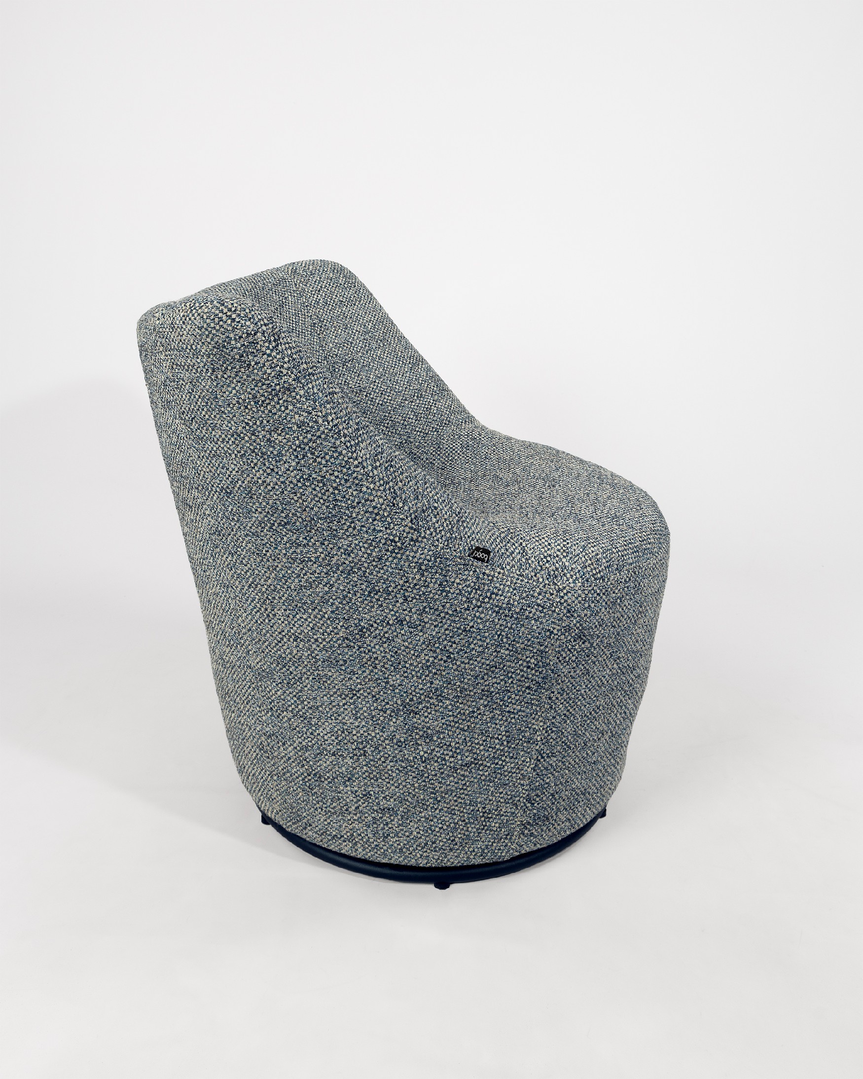 Fauteuil pivotant 360º Moma avec tapisserie bleue