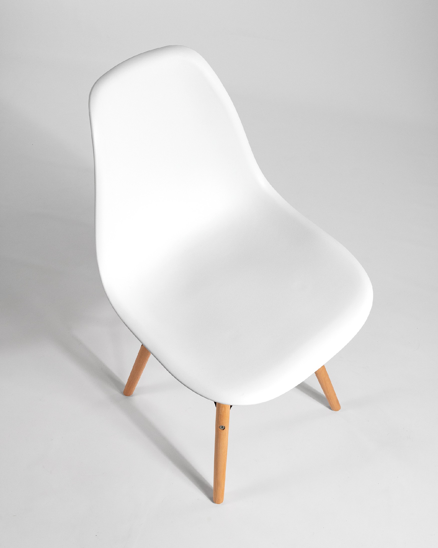 Silla Munich con patas de madera y asiento blanco