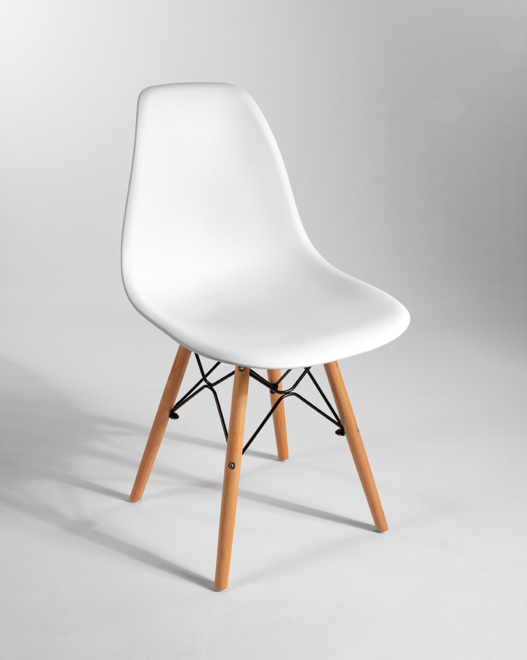 Silla Munich con patas de madera y asiento blanco