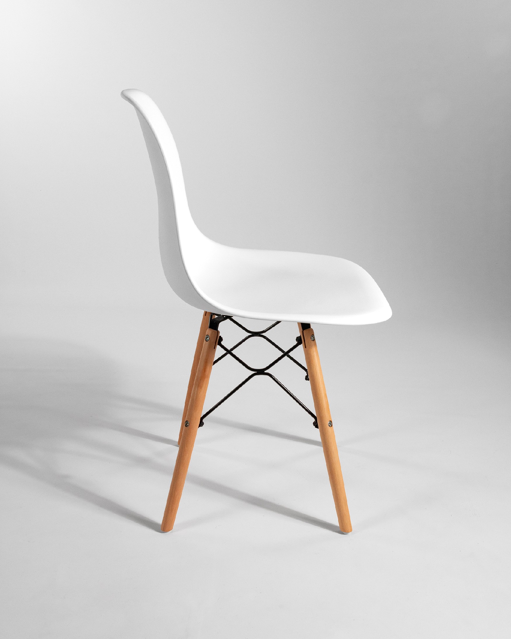 Silla Munich con patas de madera y asiento blanco