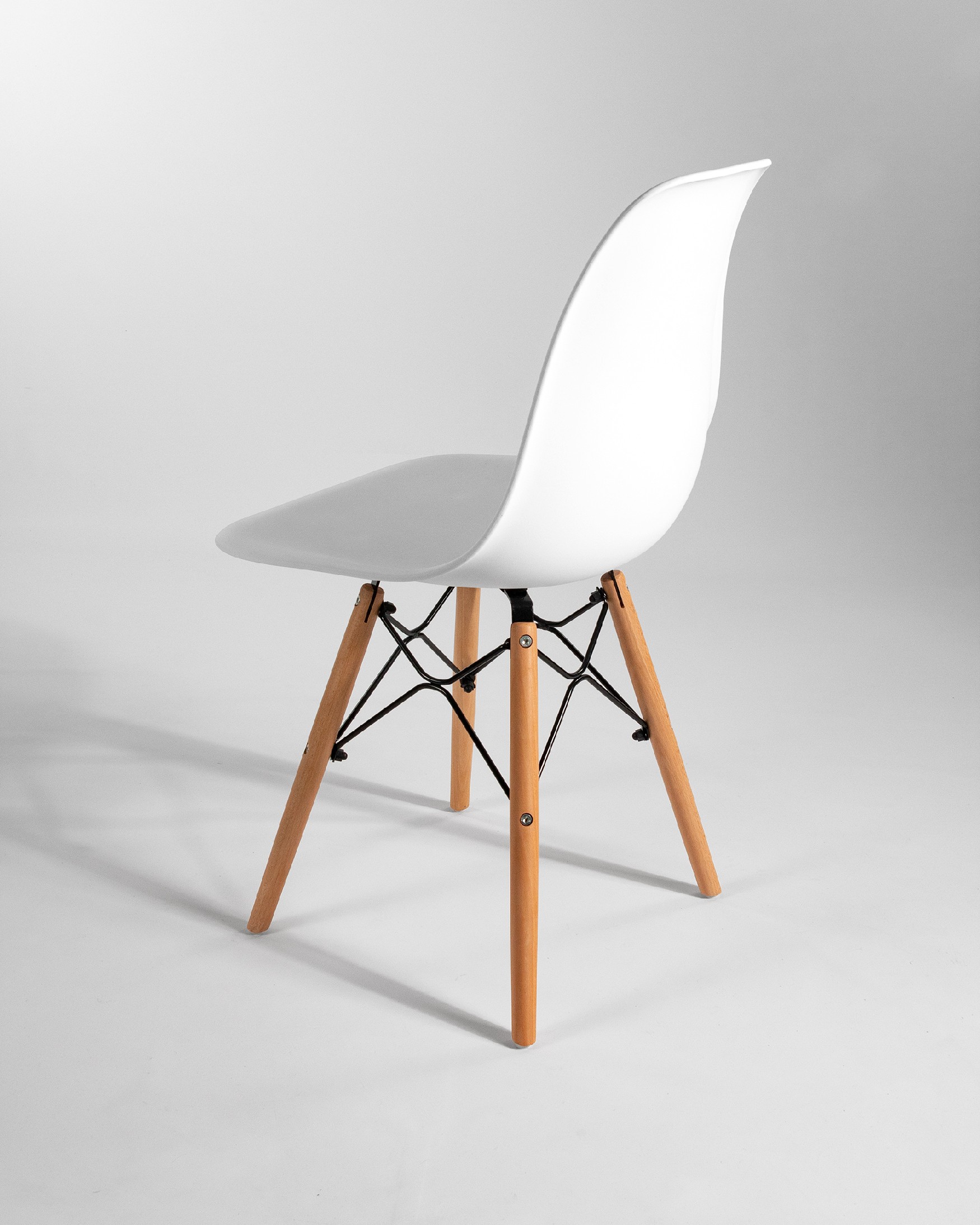 Silla Munich con patas de madera y asiento blanco
