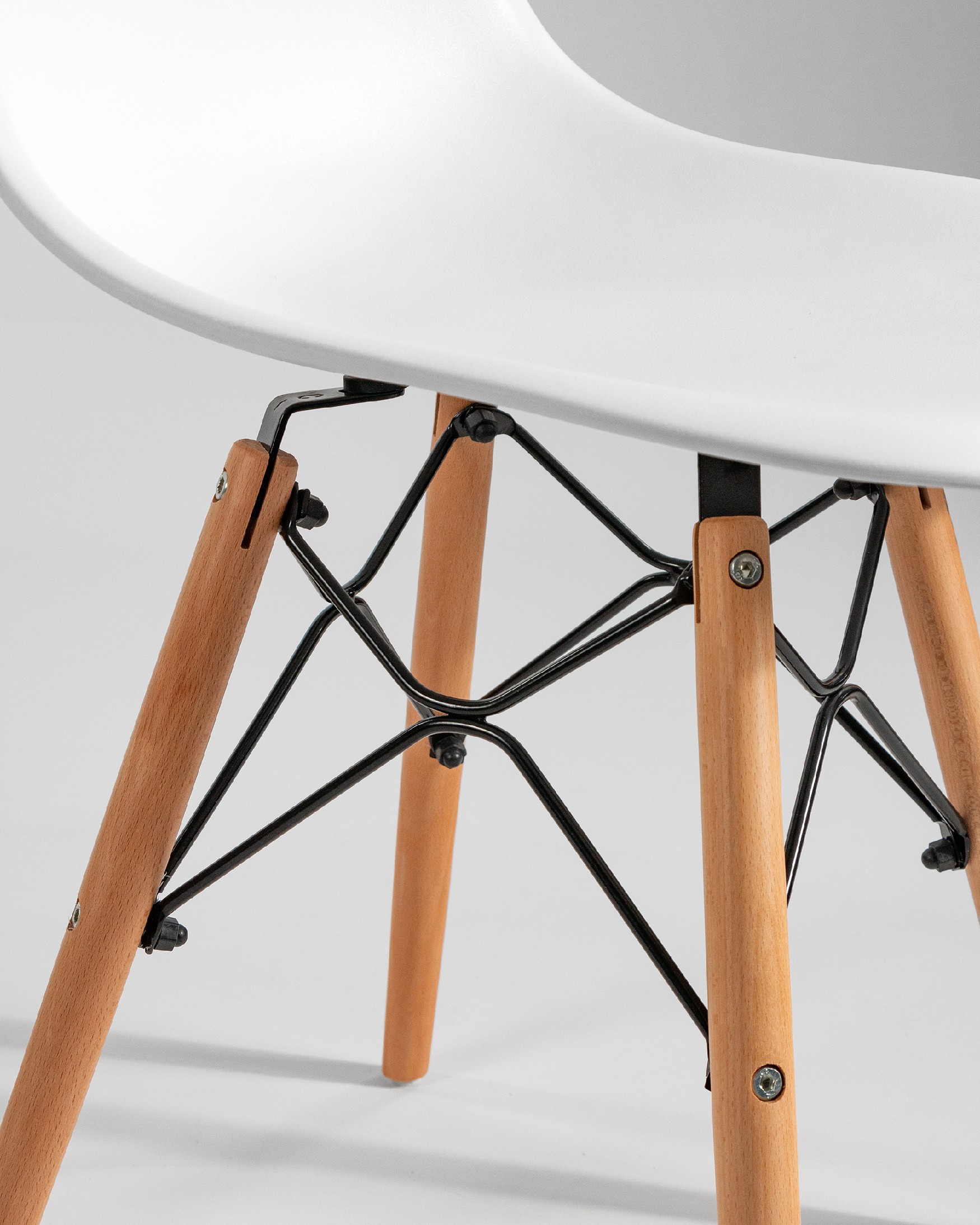 Silla Munich con patas de madera y asiento blanco