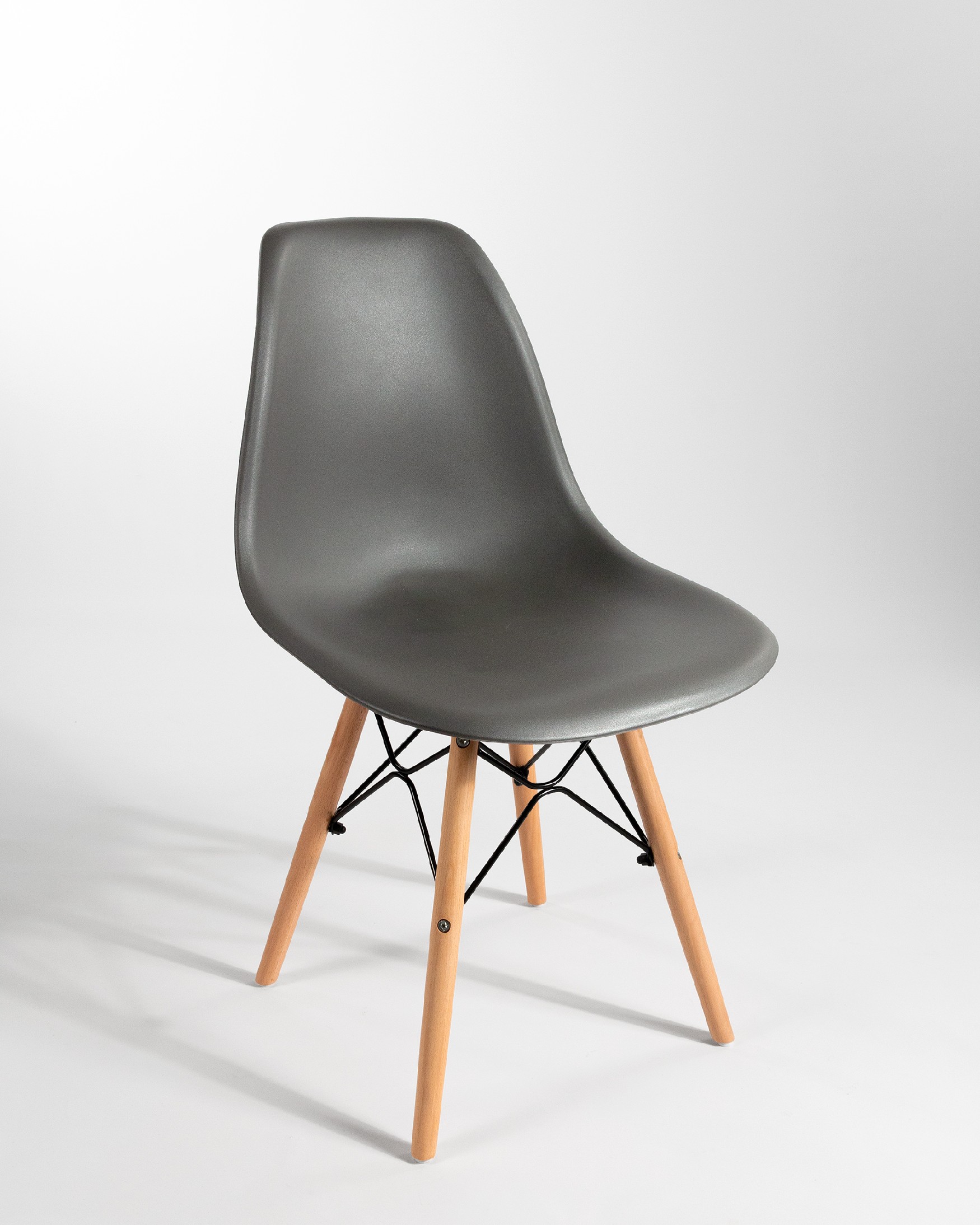 Chair Munich with wooden legs and graphite seat