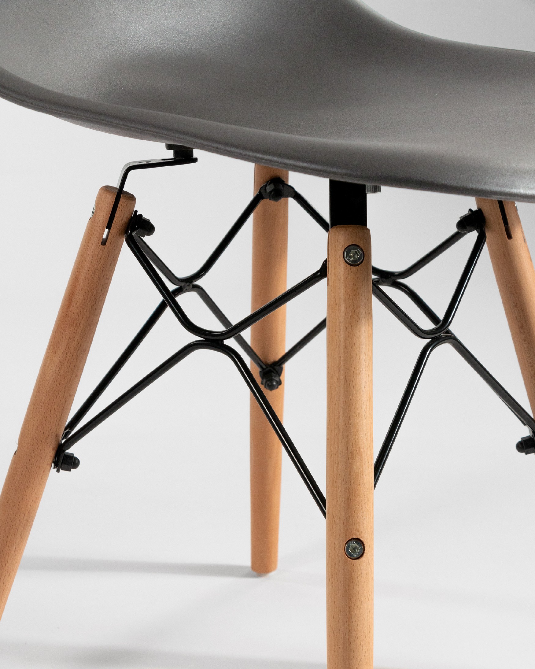 Chair Munich with wooden legs and graphite seat