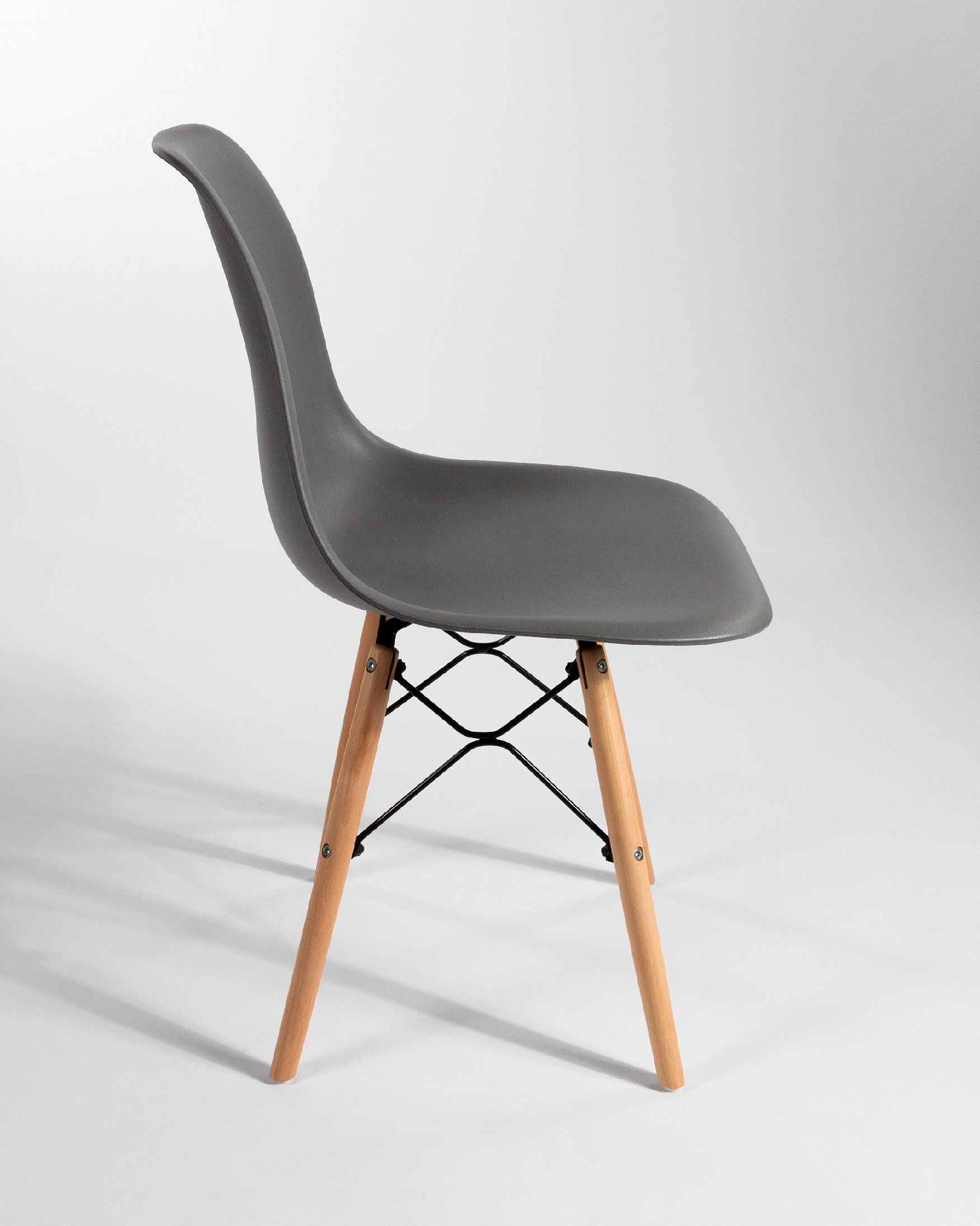 Chair Munich with wooden legs and graphite seat