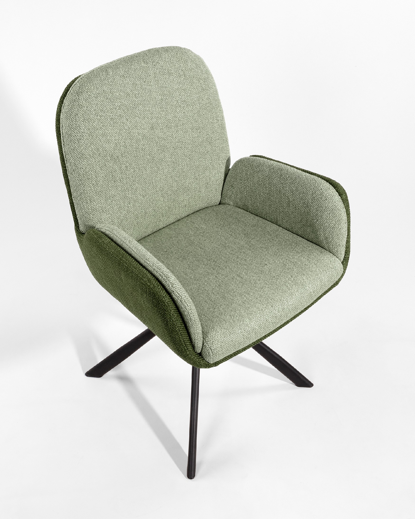 Chaise Natal pivotante 360º avec tapisserie verte et verte et pieds métalliques noirs