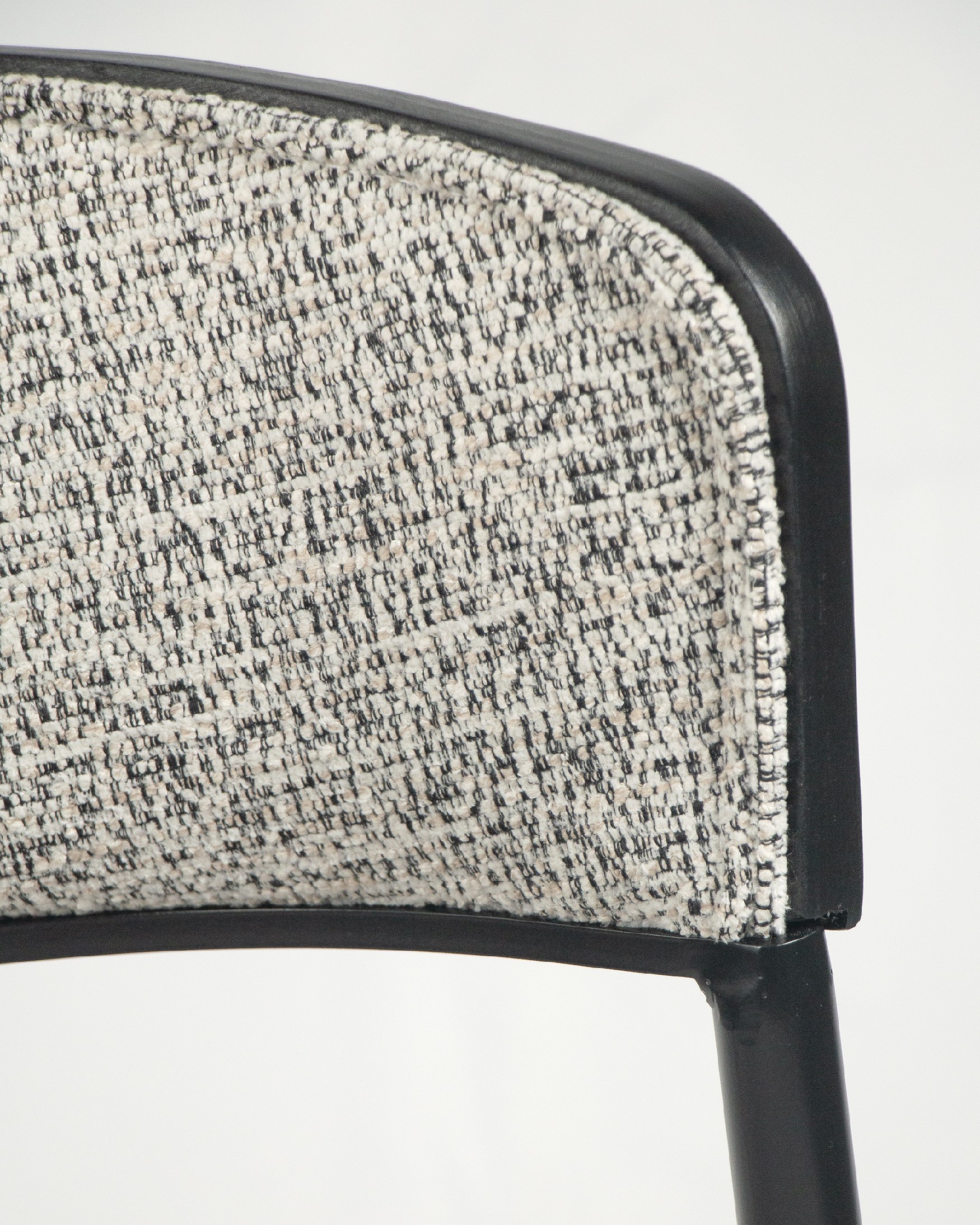 Chaise Nimbus avec rembourrage marbré et structure en chêne noir