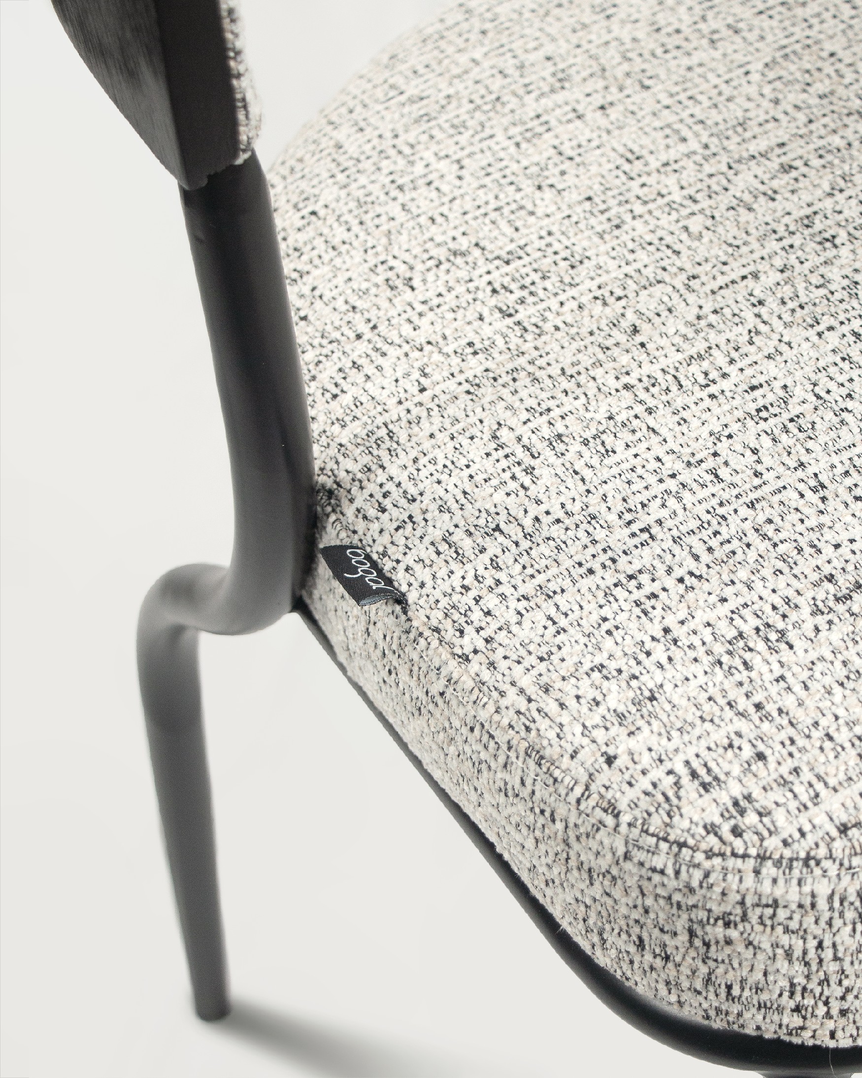 Chaise Nimbus avec rembourrage marbré et structure en chêne noir