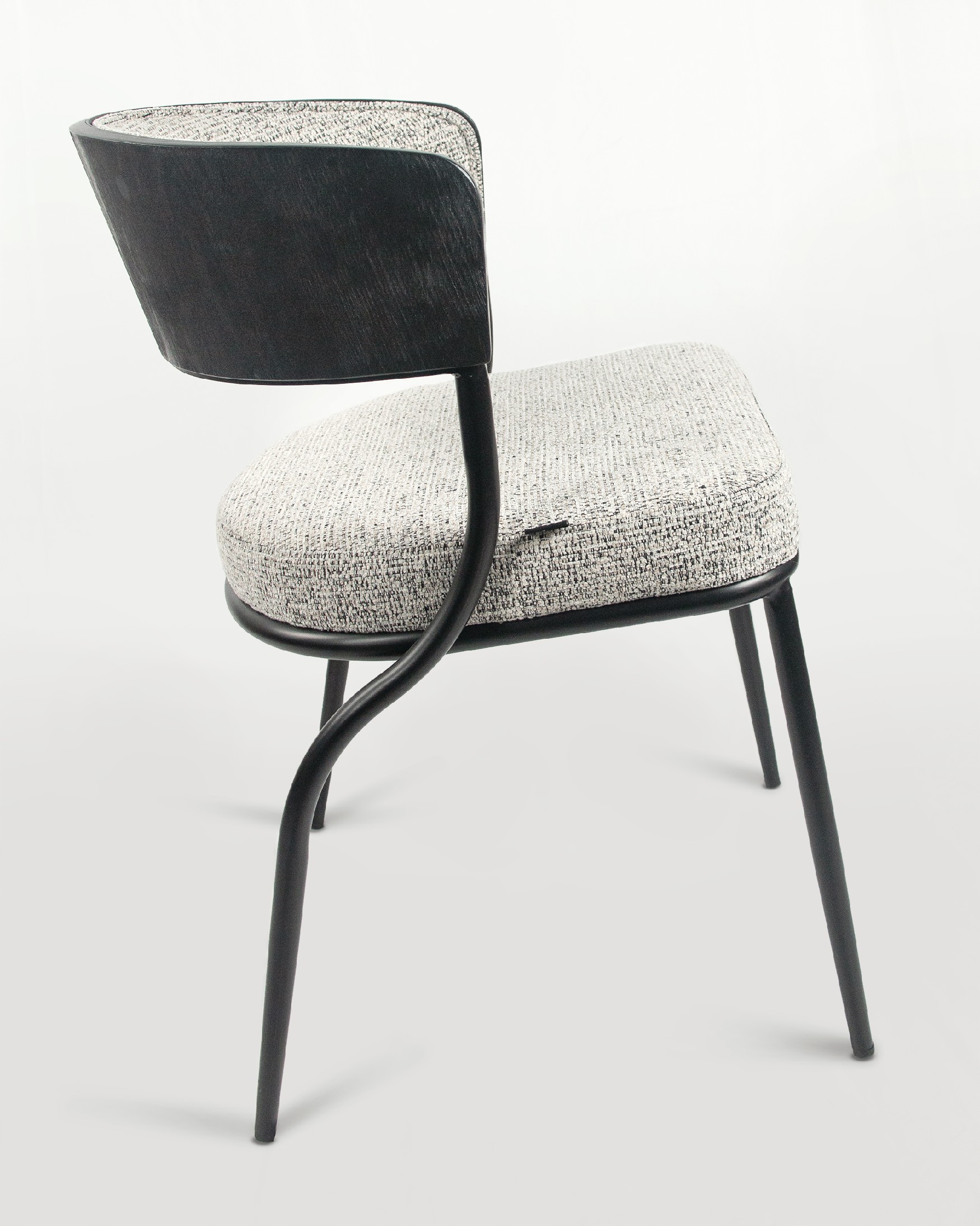 Chaise Nimbus avec rembourrage marbré et structure en chêne noir