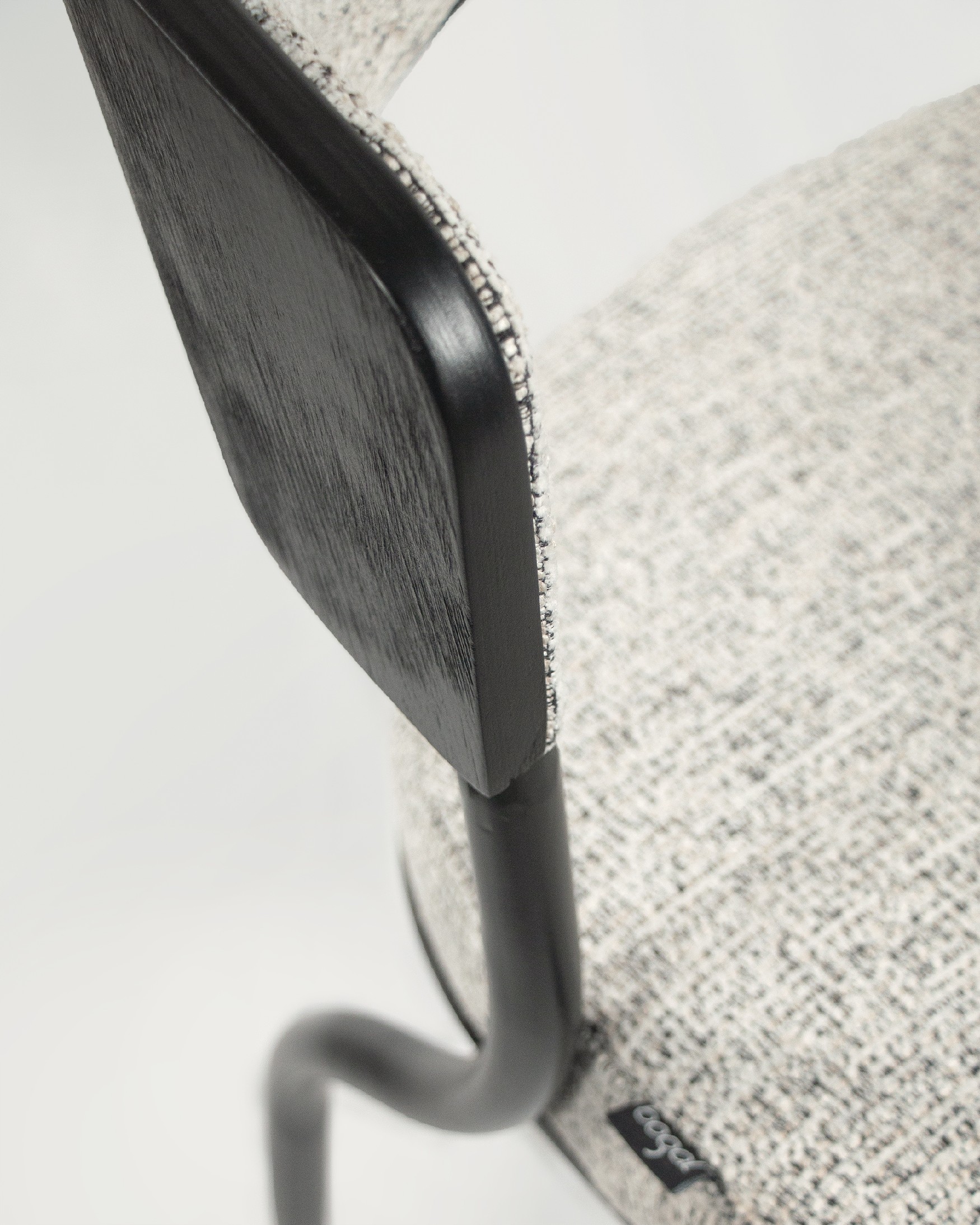 Chaise Nimbus avec rembourrage marbré et structure en chêne noir