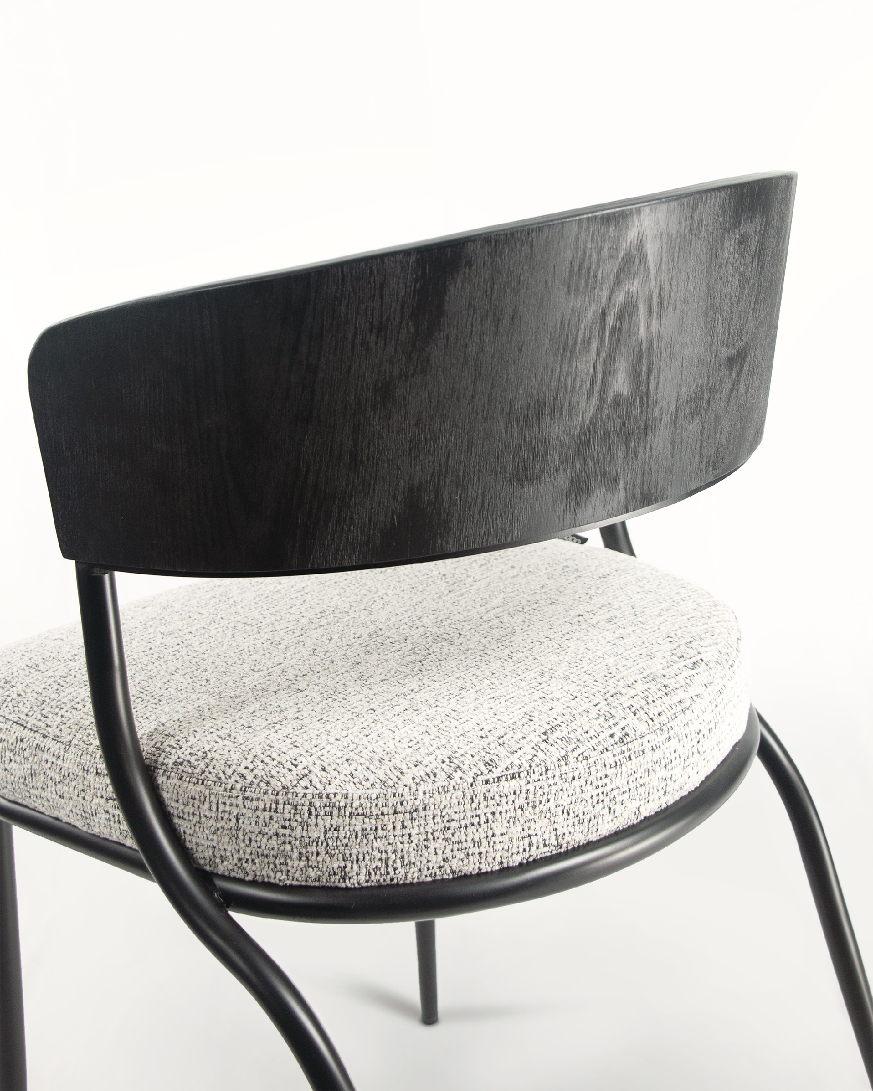 Chaise Nimbus avec rembourrage marbré et structure en chêne noir