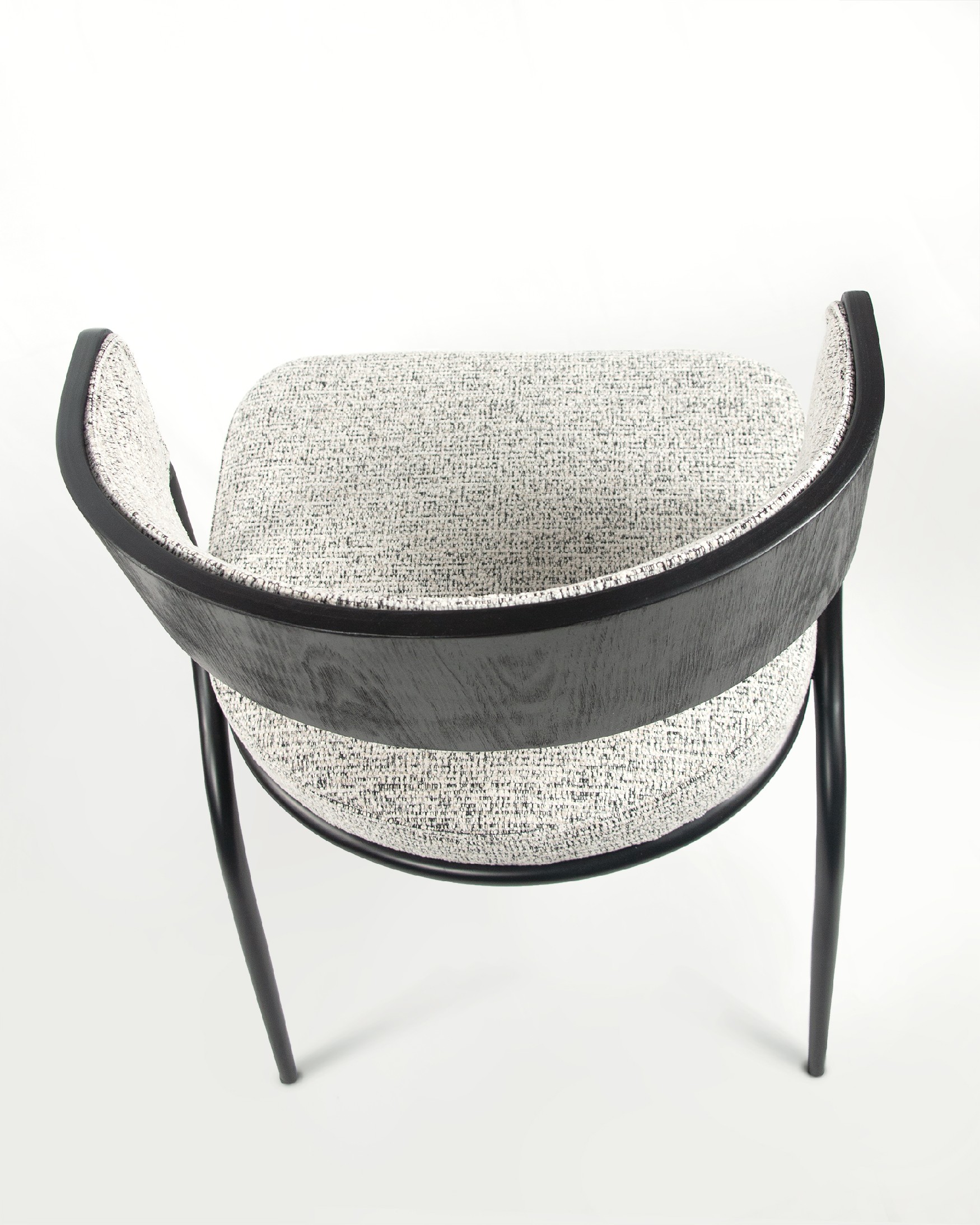 Chaise Nimbus avec rembourrage marbré et structure en chêne noir