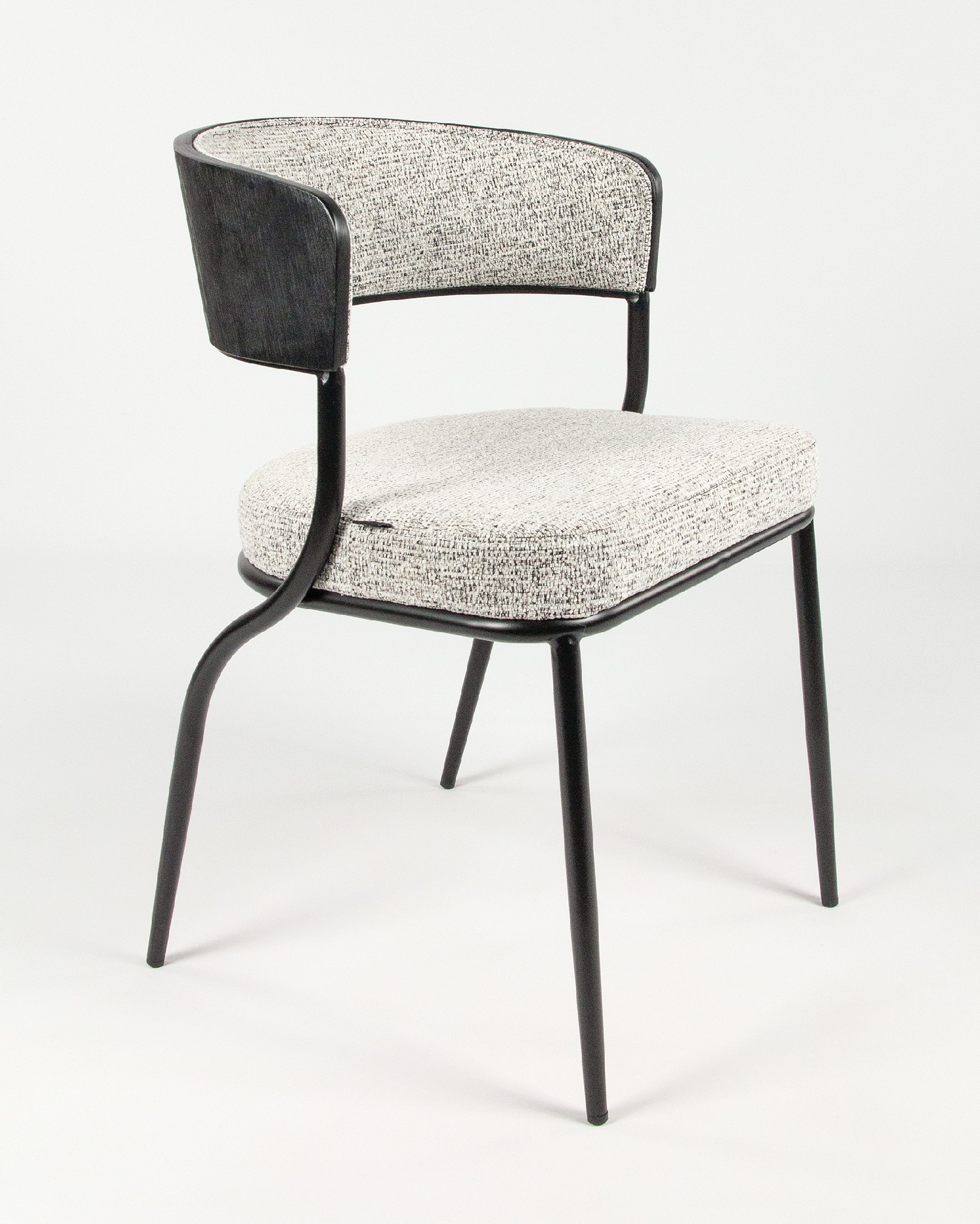 Chaise Nimbus avec rembourrage marbré et structure en chêne noir