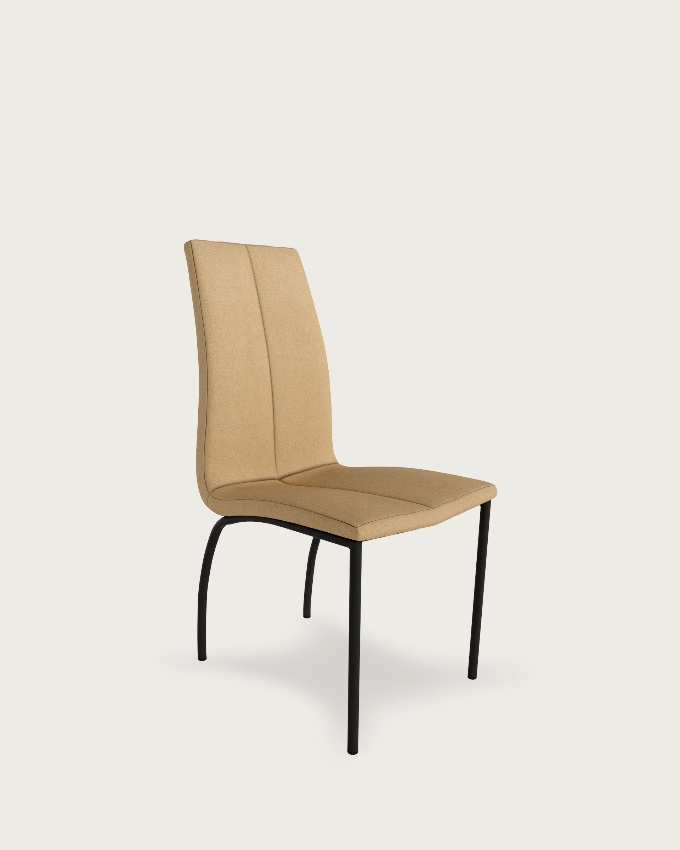 Chaise Niza avec rembourrage crème et pieds métalliques noirs