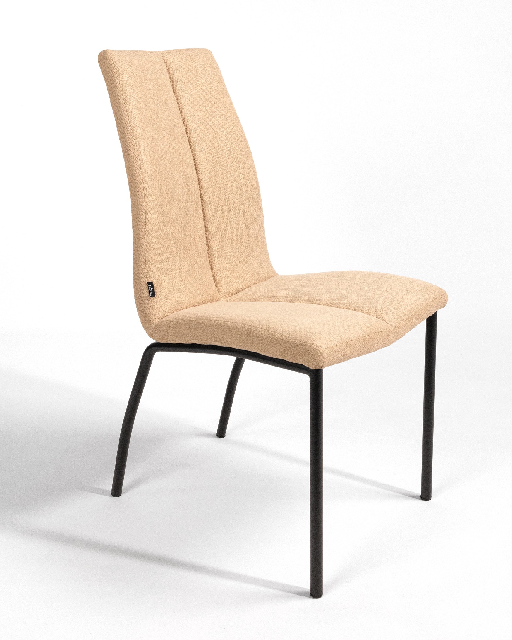 Silla Niza con tapizado crema y patas metálicas negras