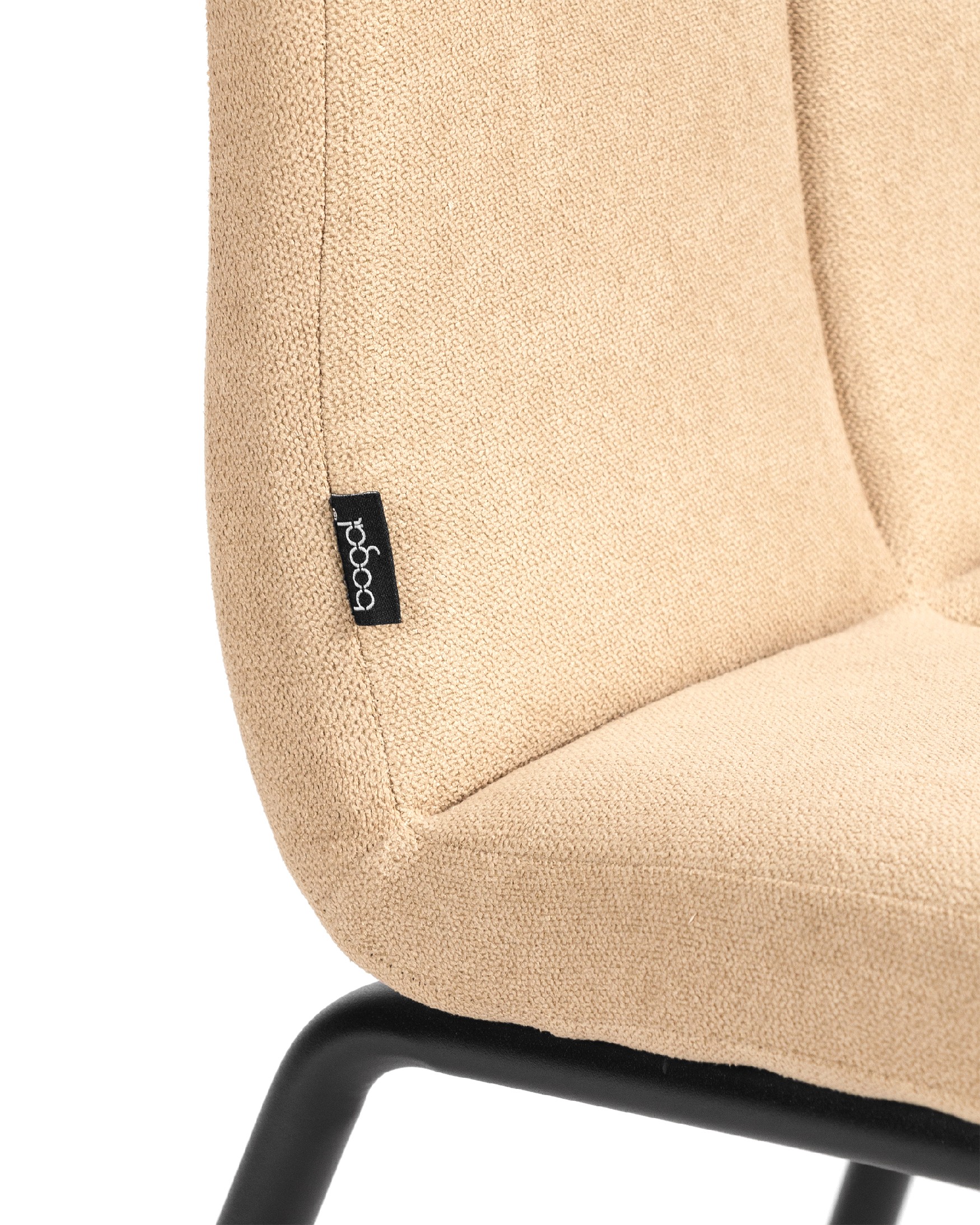 Silla Niza con tapizado crema y patas metálicas negras