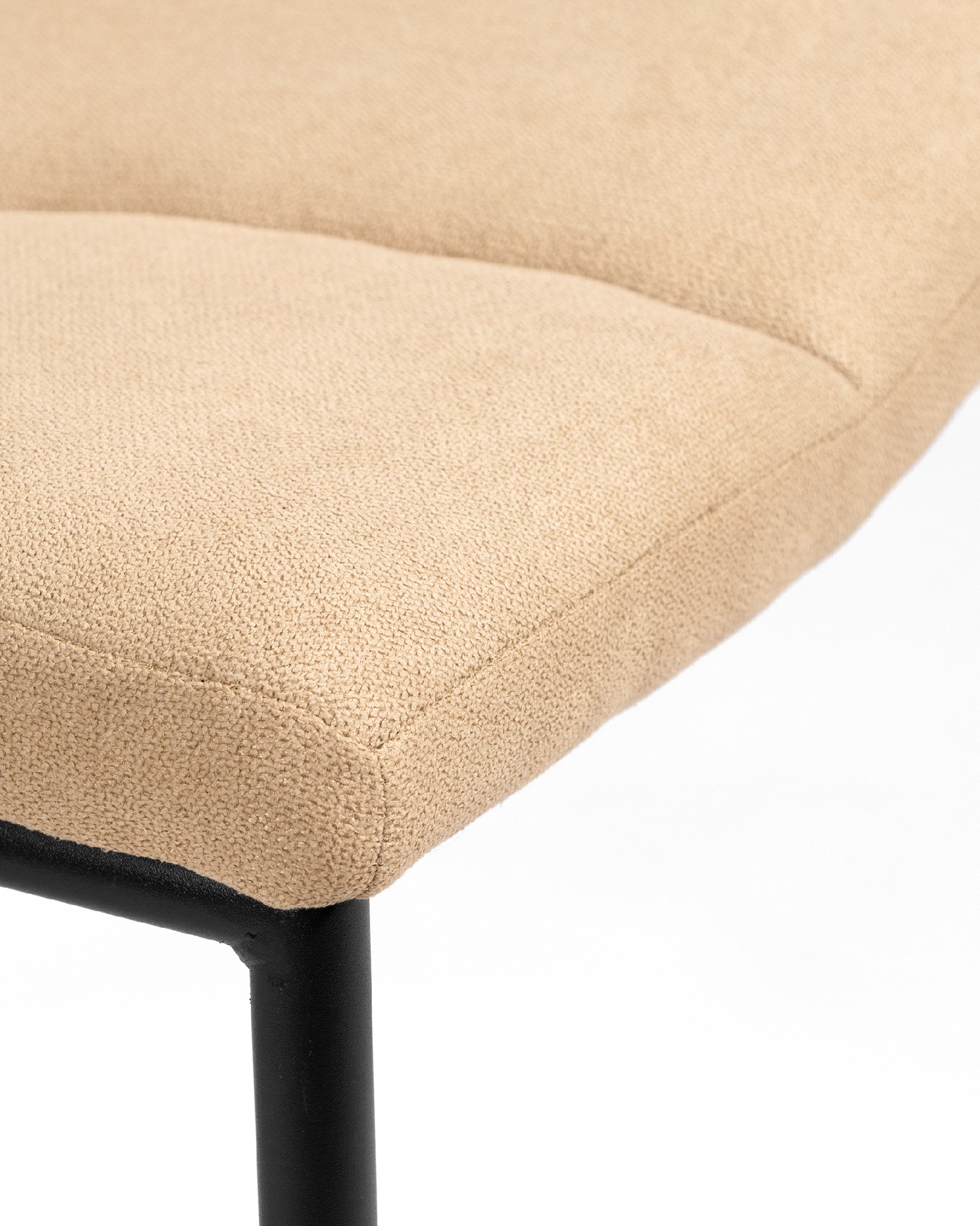Silla Niza con tapizado crema y patas metálicas negras