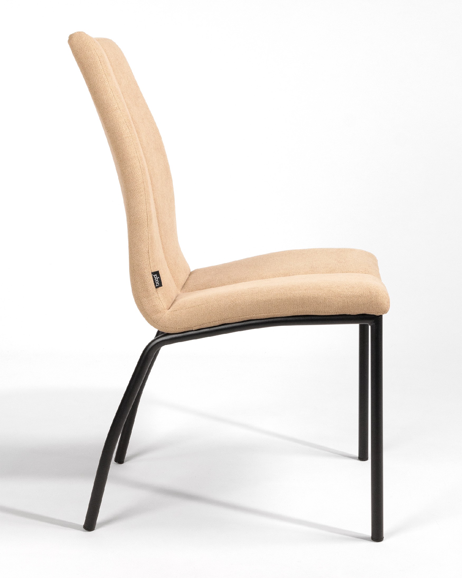 Silla Niza con tapizado crema y patas metálicas negras