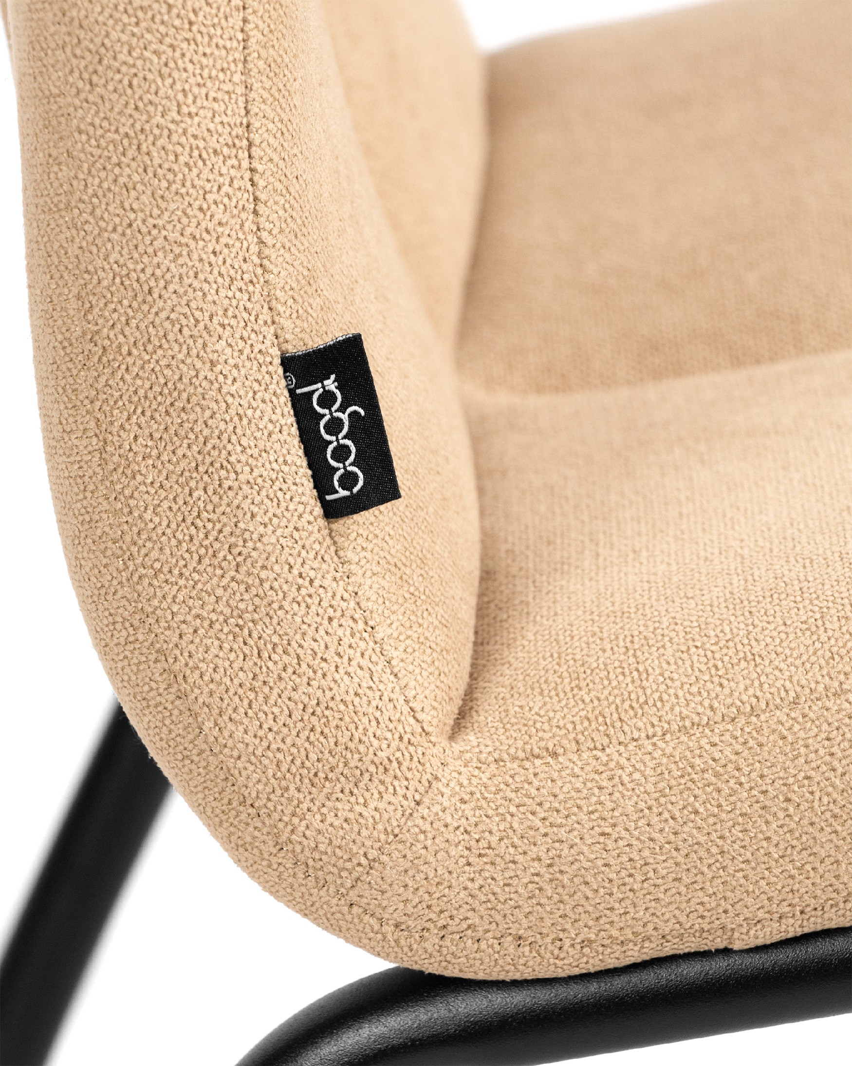 Silla Niza con tapizado crema y patas metálicas negras