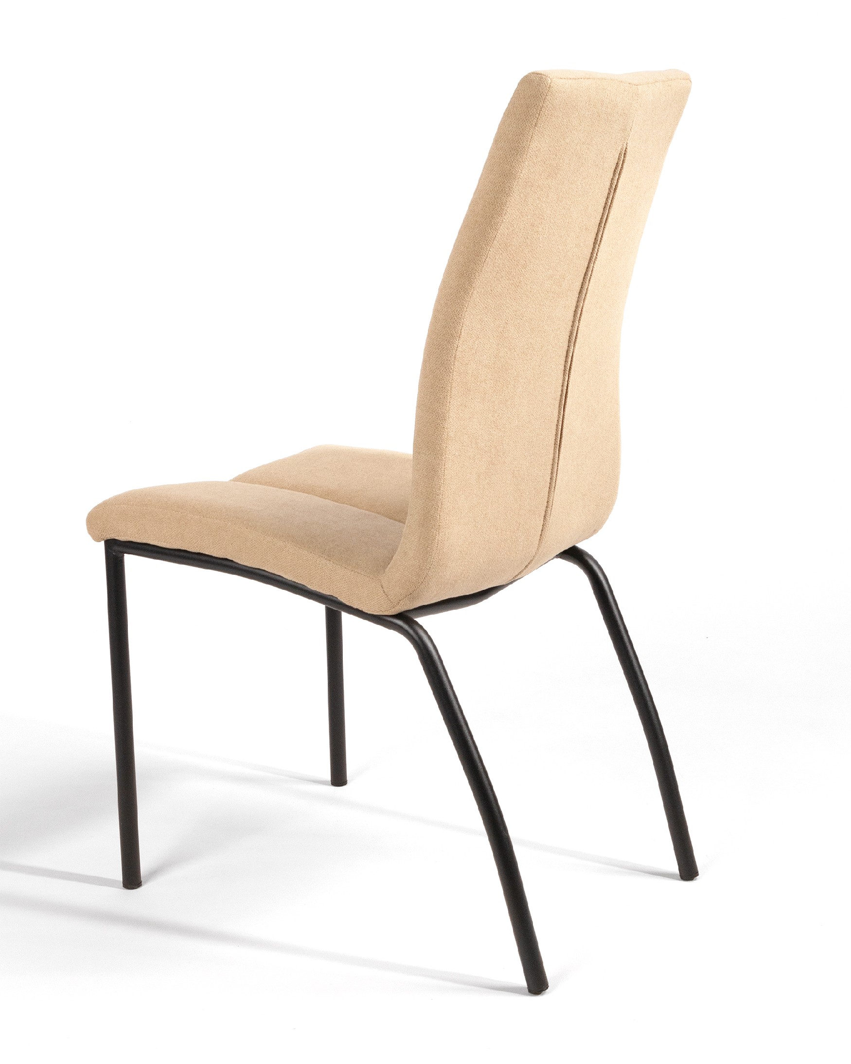 Silla Niza con tapizado crema y patas metálicas negras