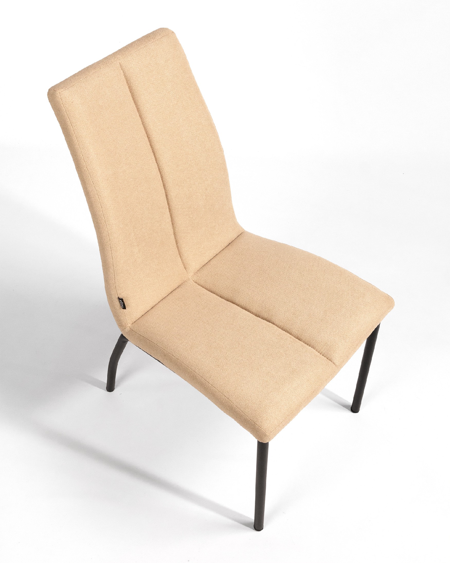 Silla Niza con tapizado crema y patas metálicas negras
