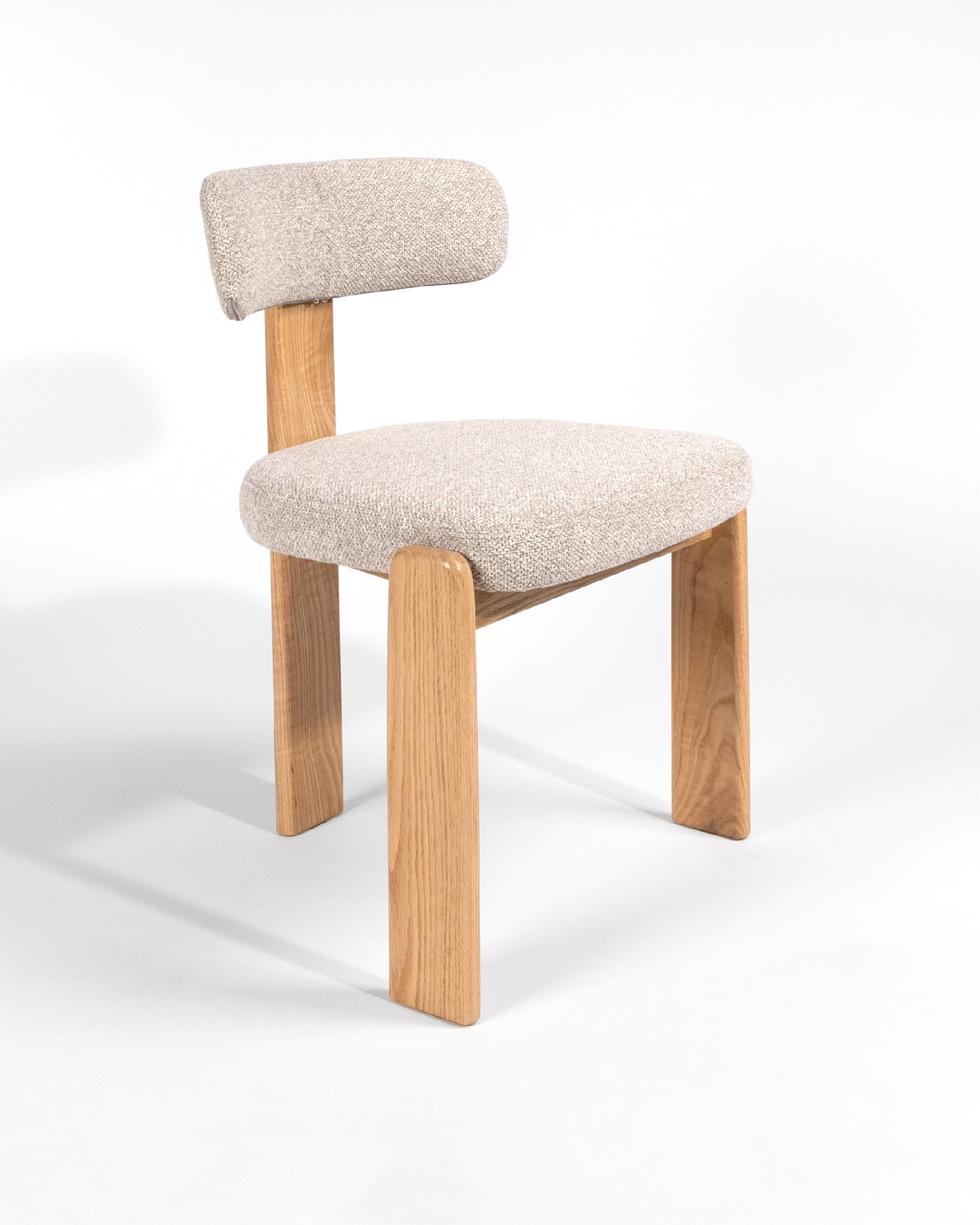 Chaise Nori avec revêtement sable et structure en chêne