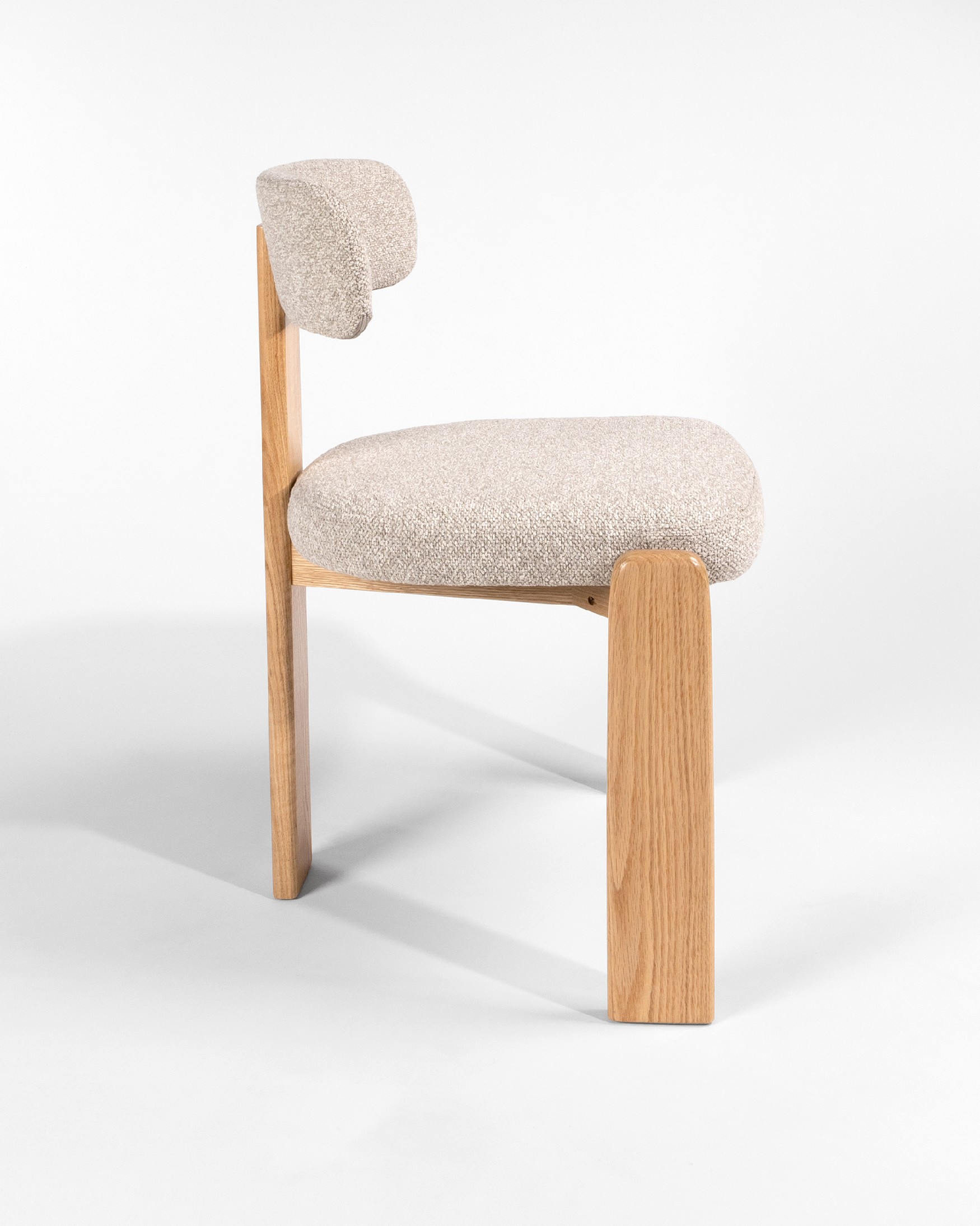 Chaise Nori avec revêtement sable et structure en chêne