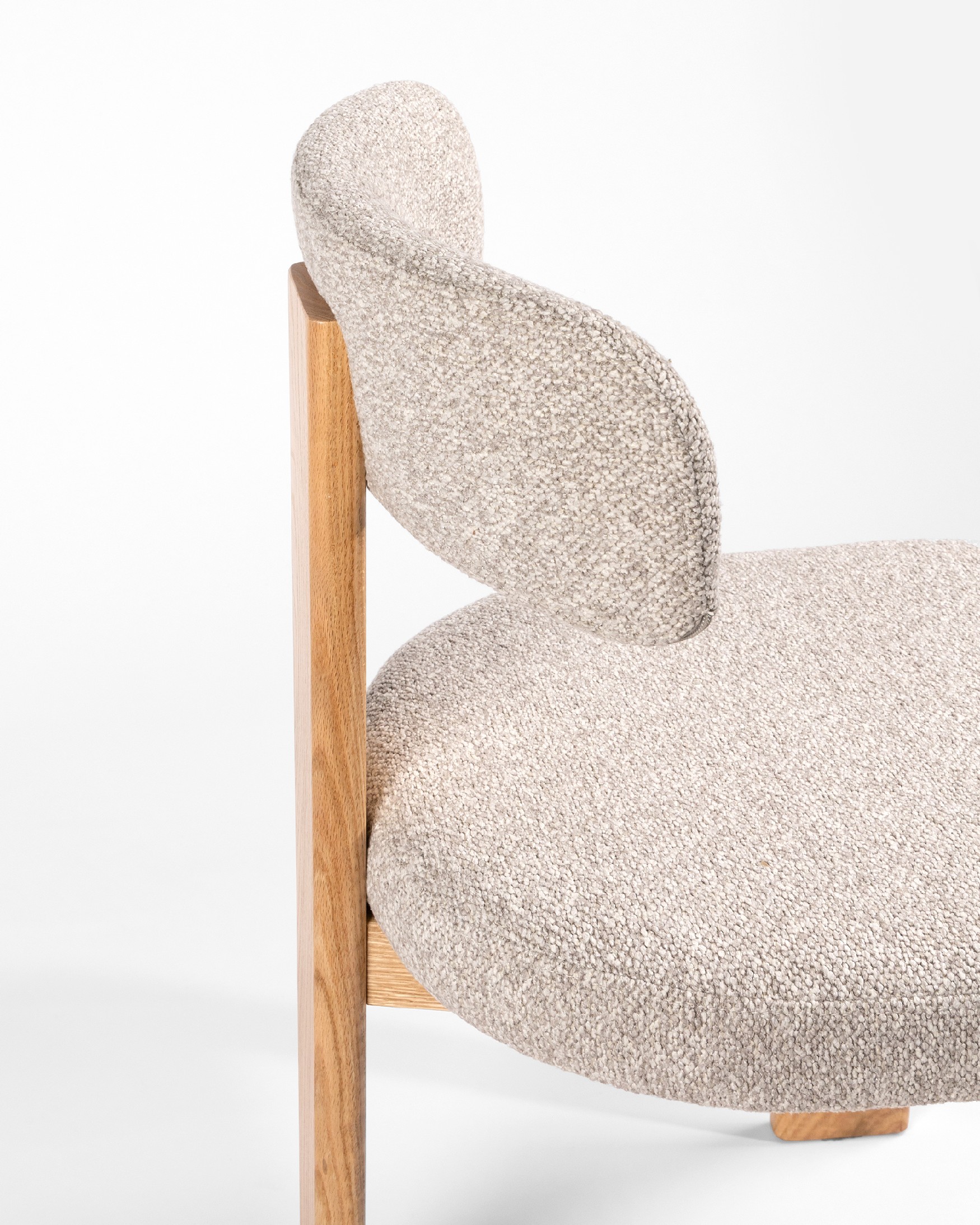 Chaise Nori avec revêtement sable et structure en chêne
