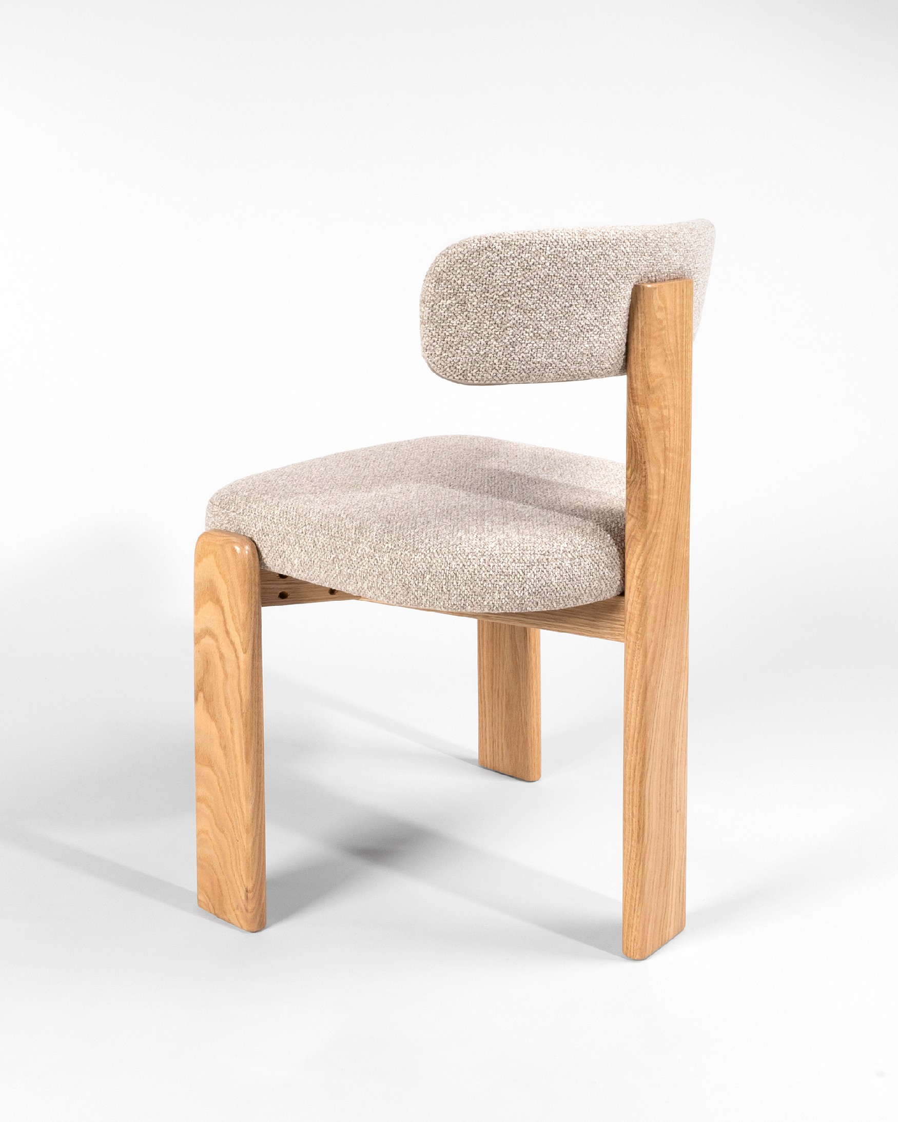Chaise Nori avec revêtement sable et structure en chêne