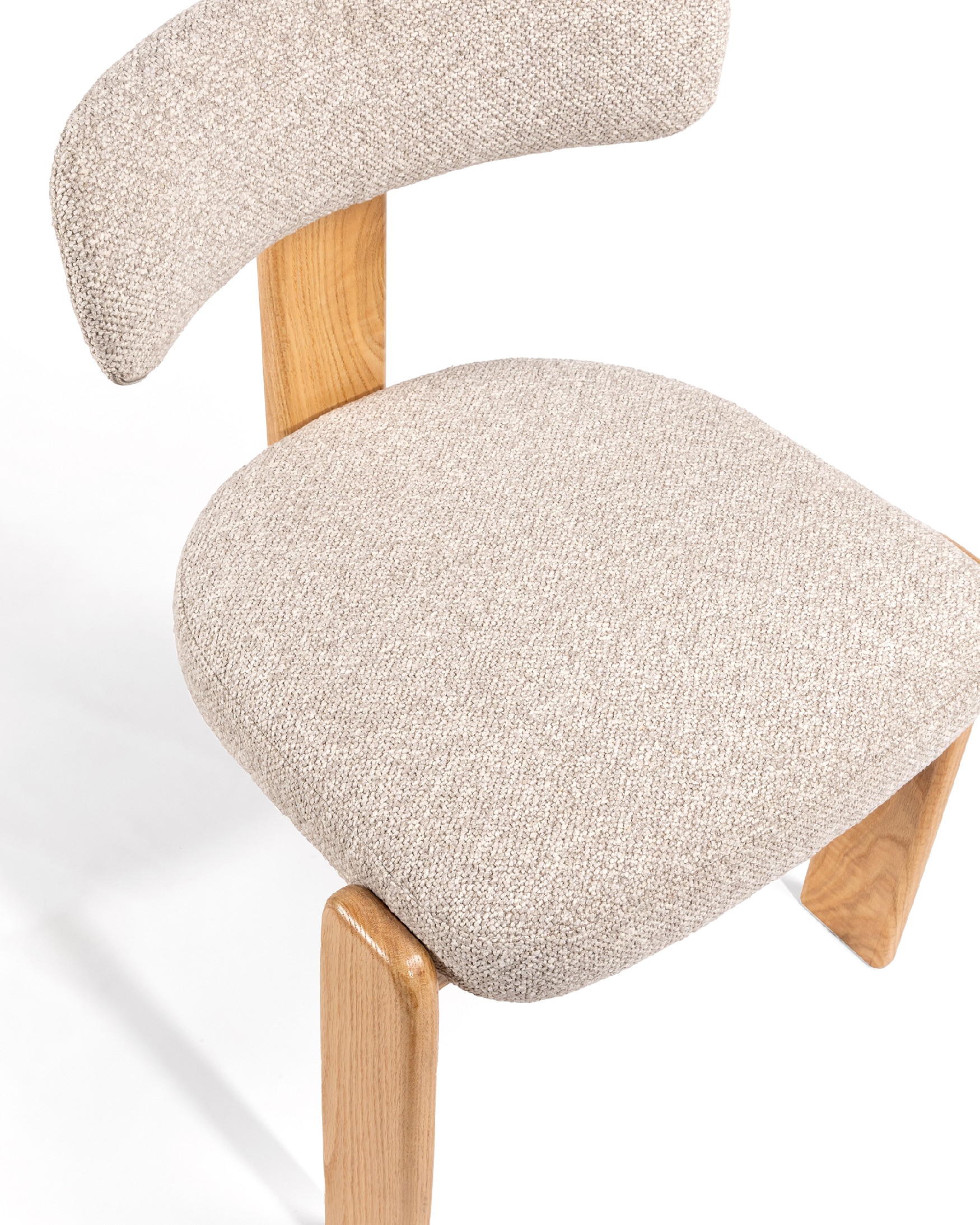 Chaise Nori avec revêtement sable et structure en chêne