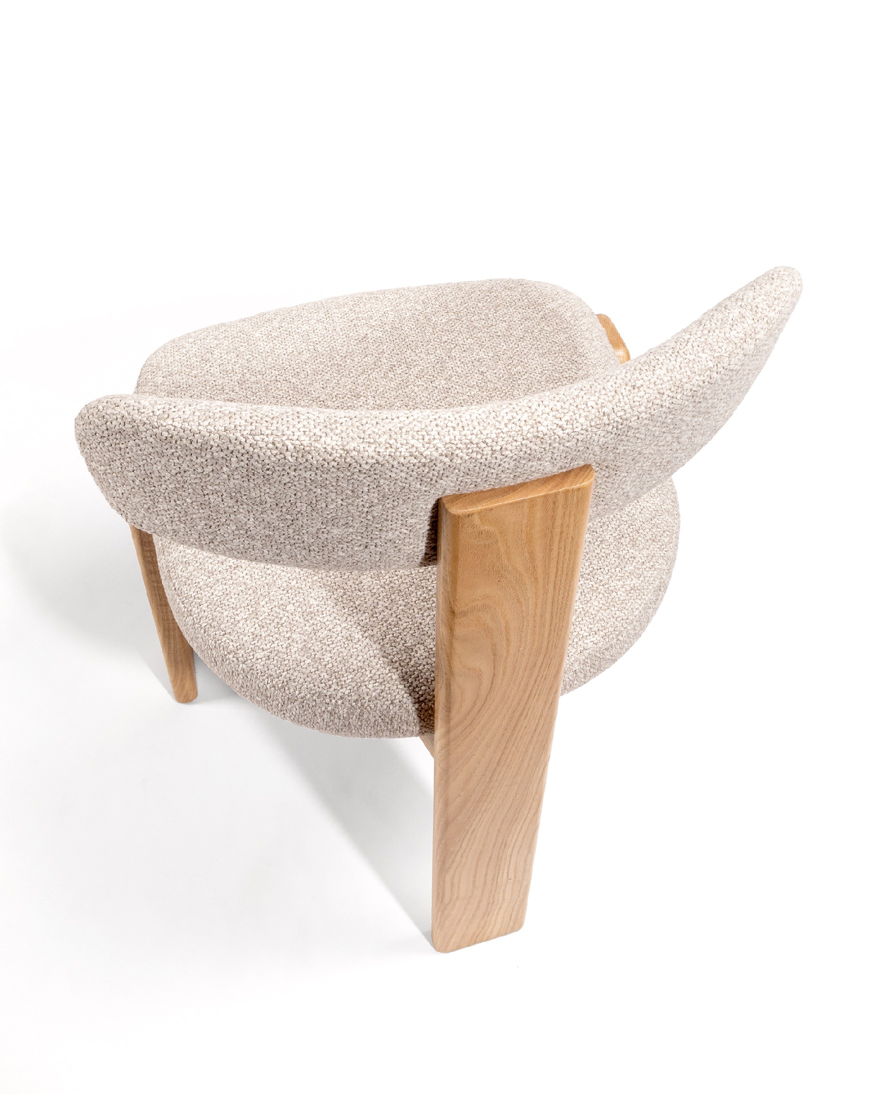 Chaise Nori avec revêtement sable et structure en chêne