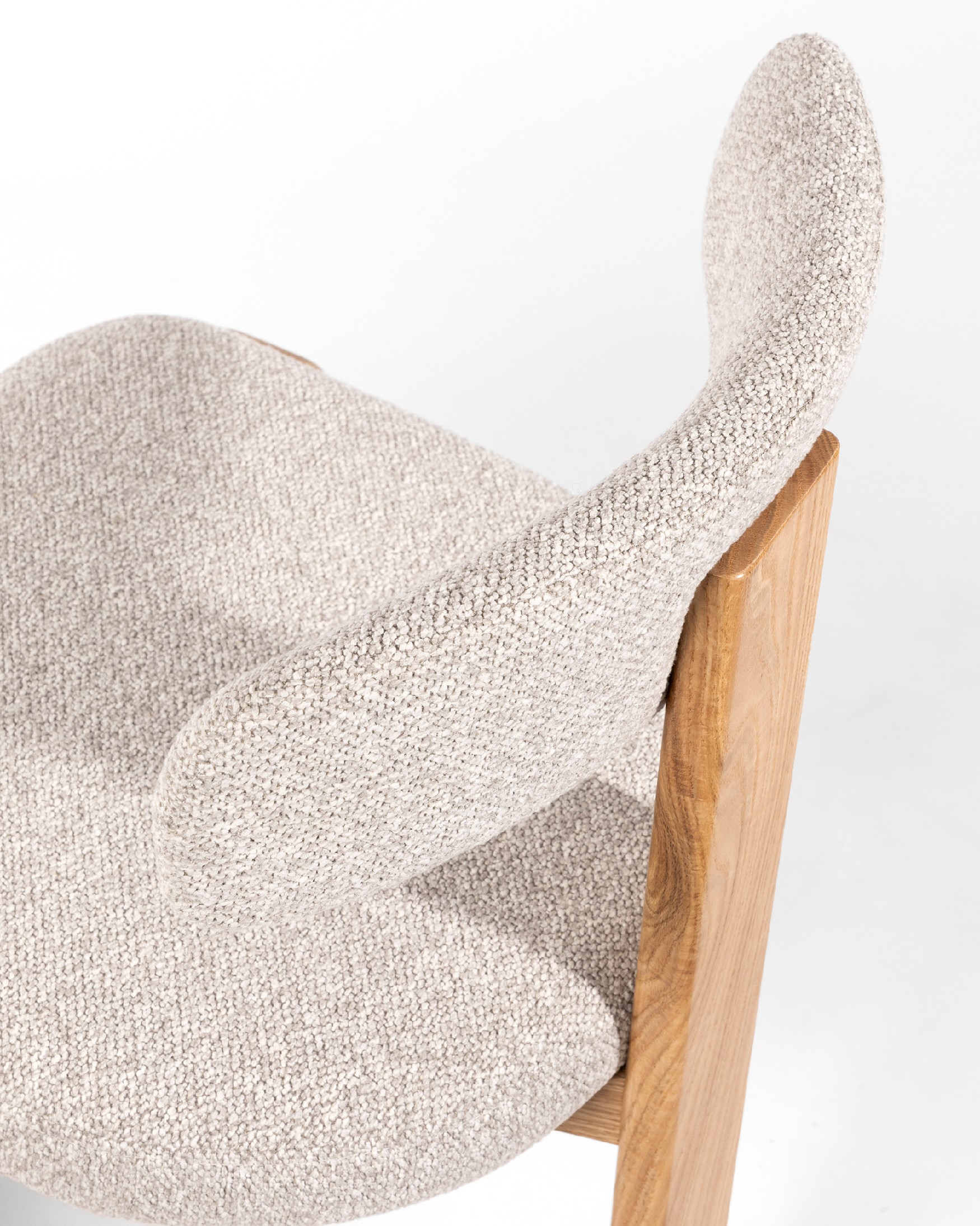 Chaise Nori avec revêtement sable et structure en chêne