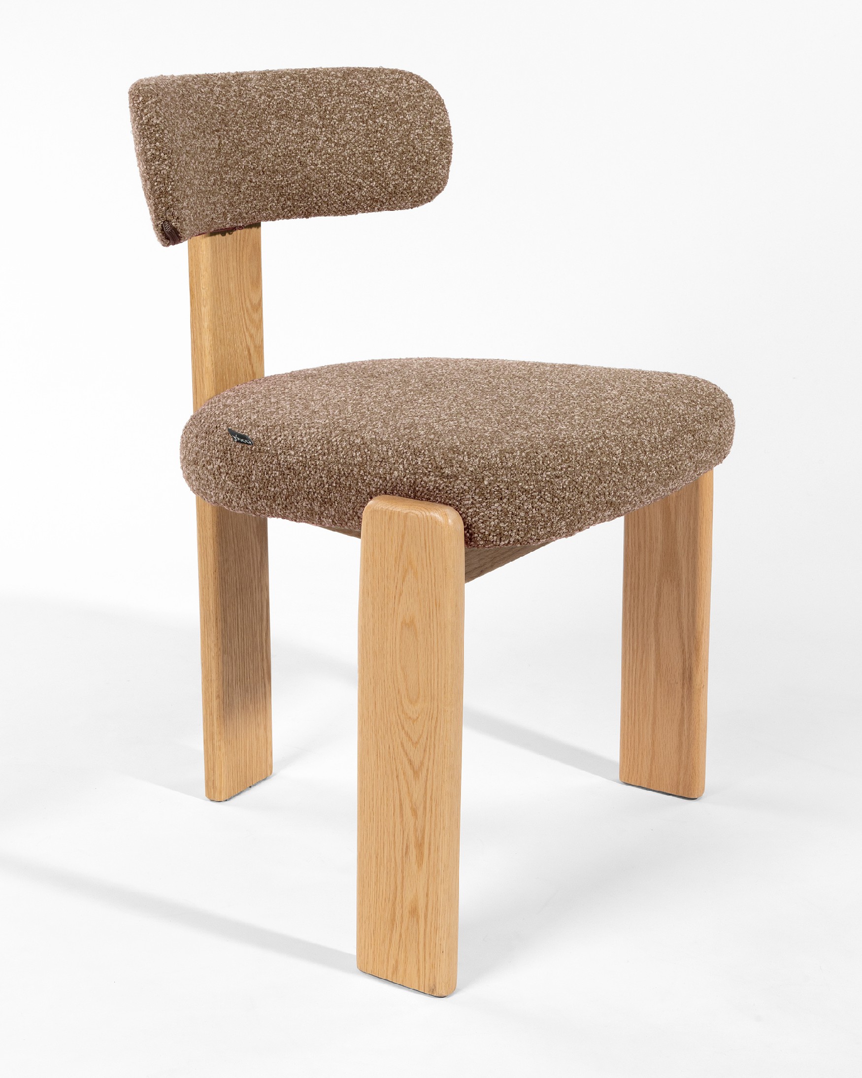 Chaise Nori avec revêtement marron et structure en chêne