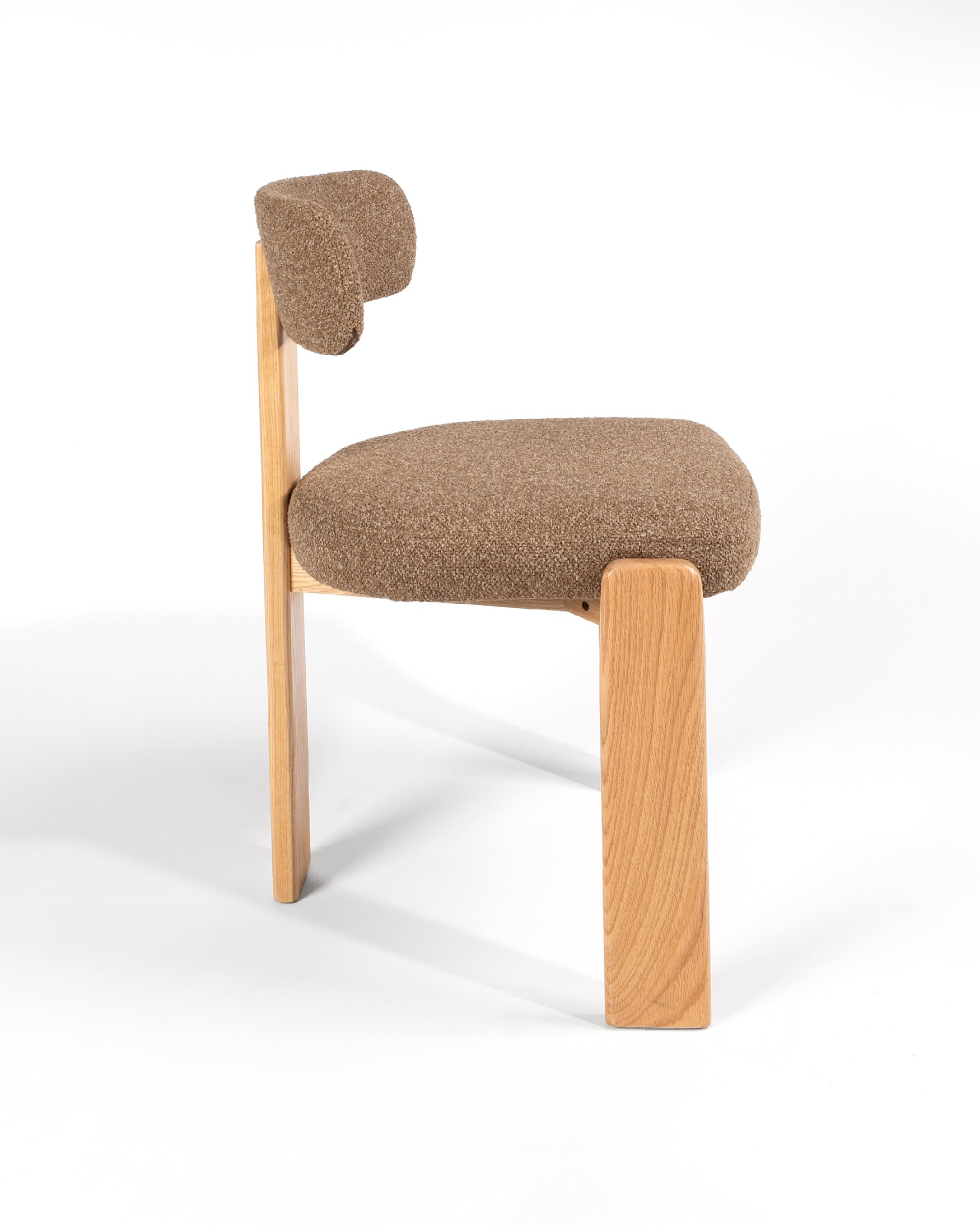 Chaise Nori avec revêtement marron et structure en chêne