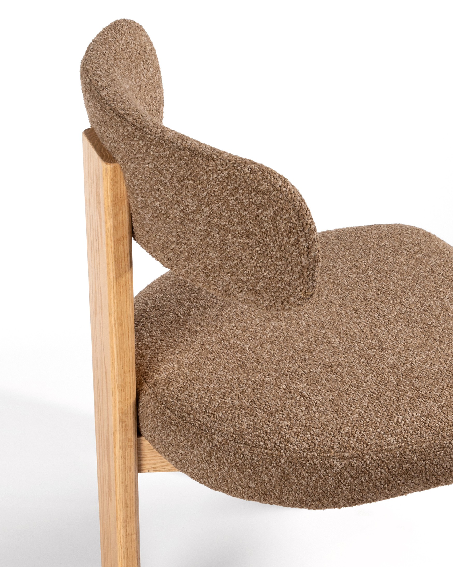 Chaise Nori avec revêtement marron et structure en chêne