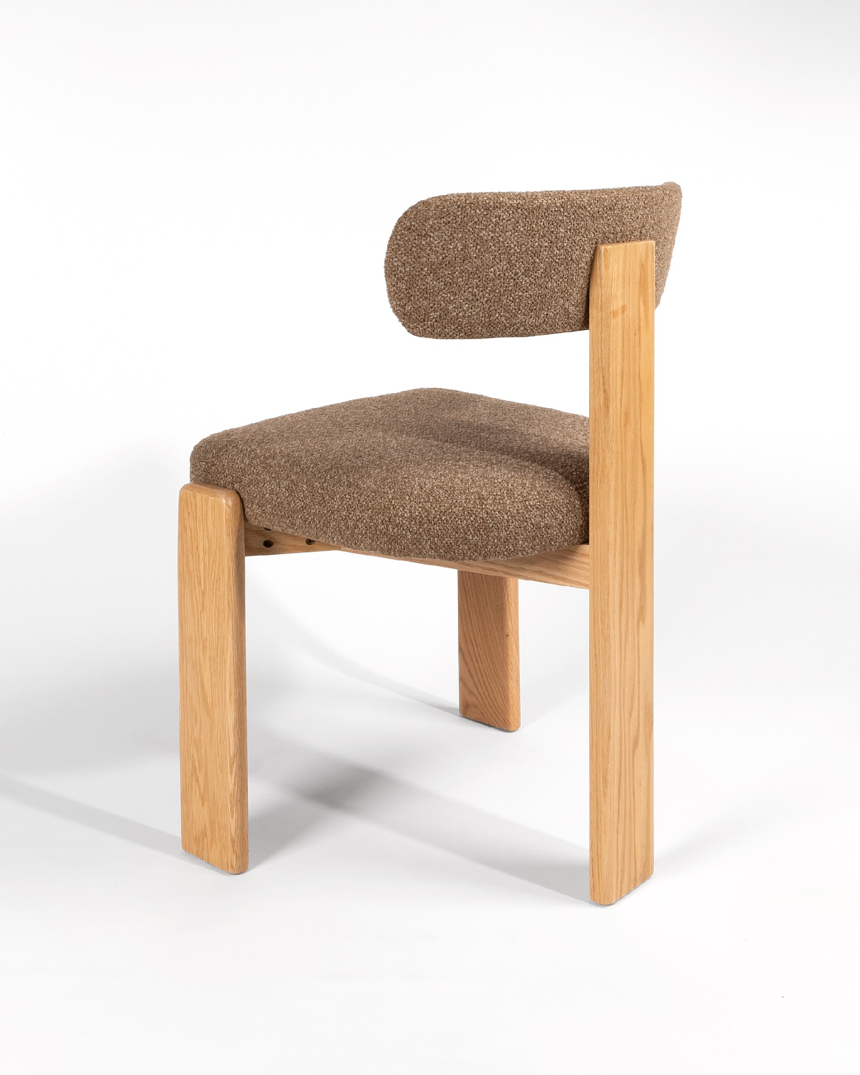 Chaise Nori avec revêtement marron et structure en chêne