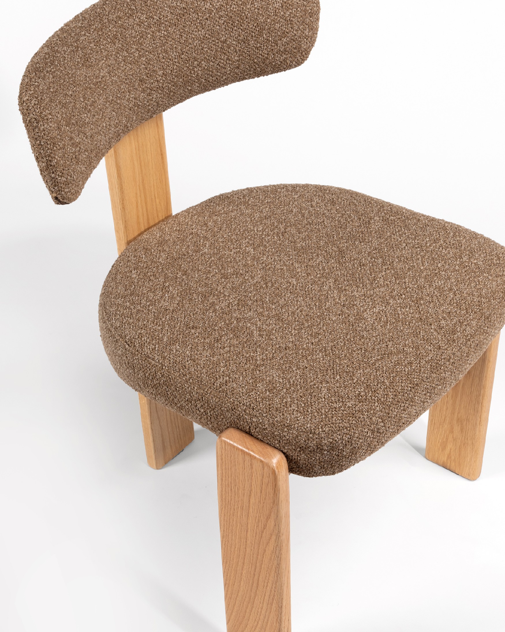 Chaise Nori avec revêtement marron et structure en chêne