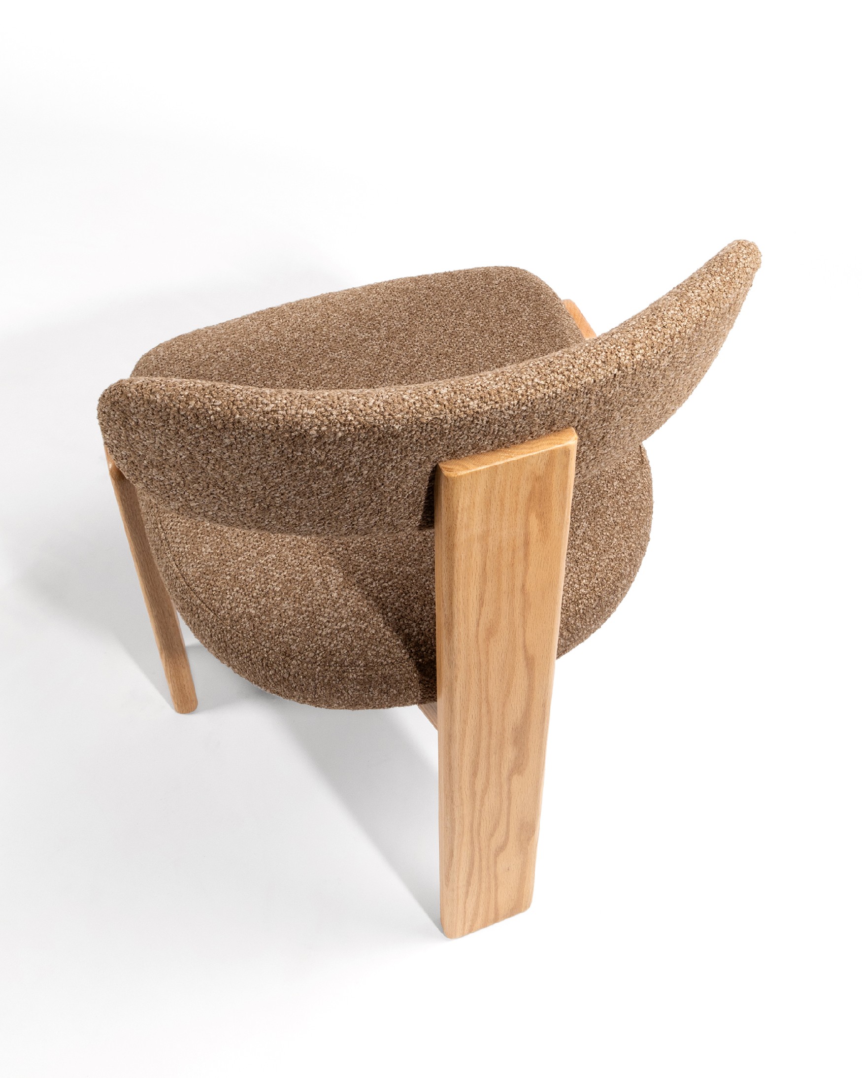 Chaise Nori avec revêtement marron et structure en chêne