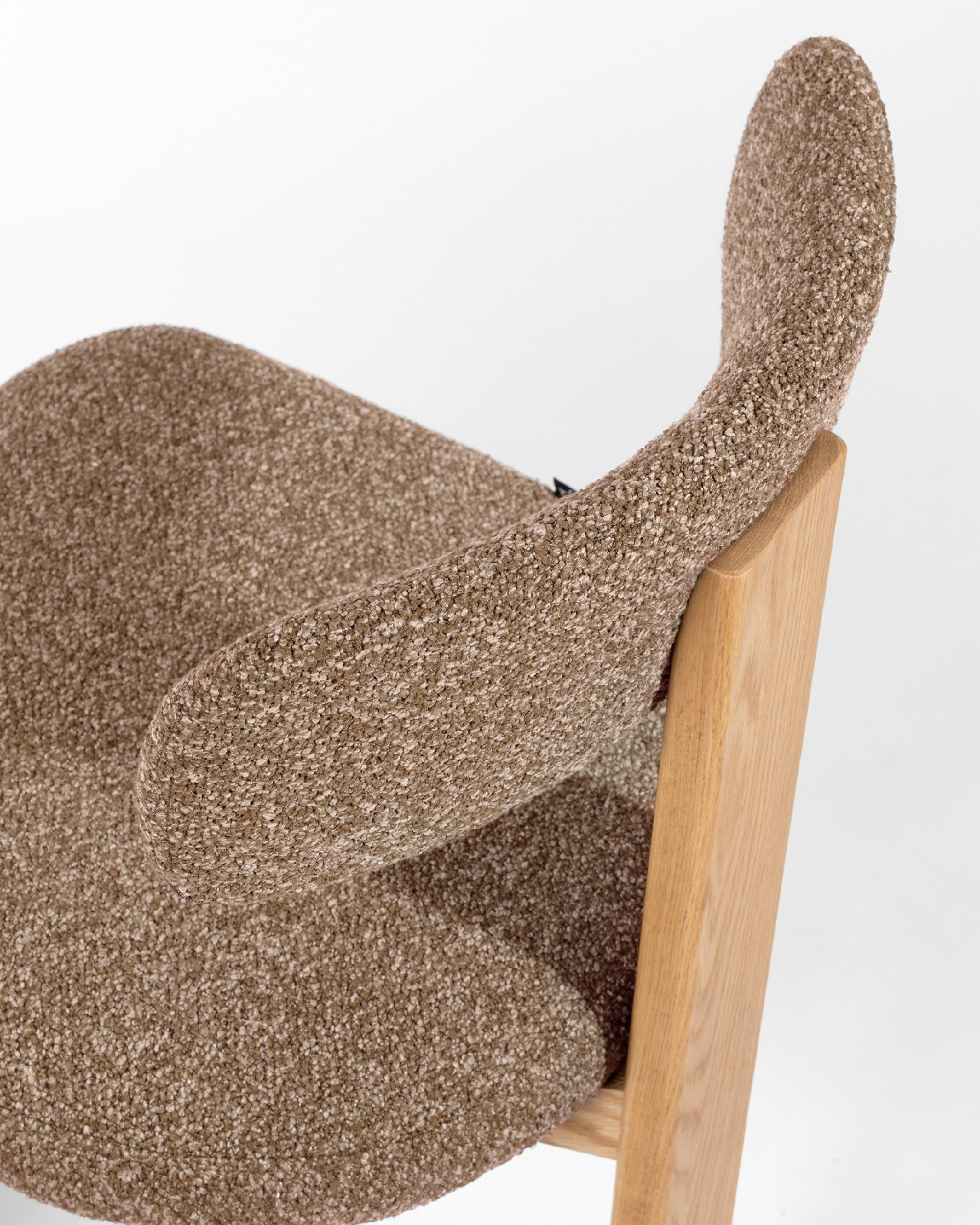 Chaise Nori avec revêtement marron et structure en chêne